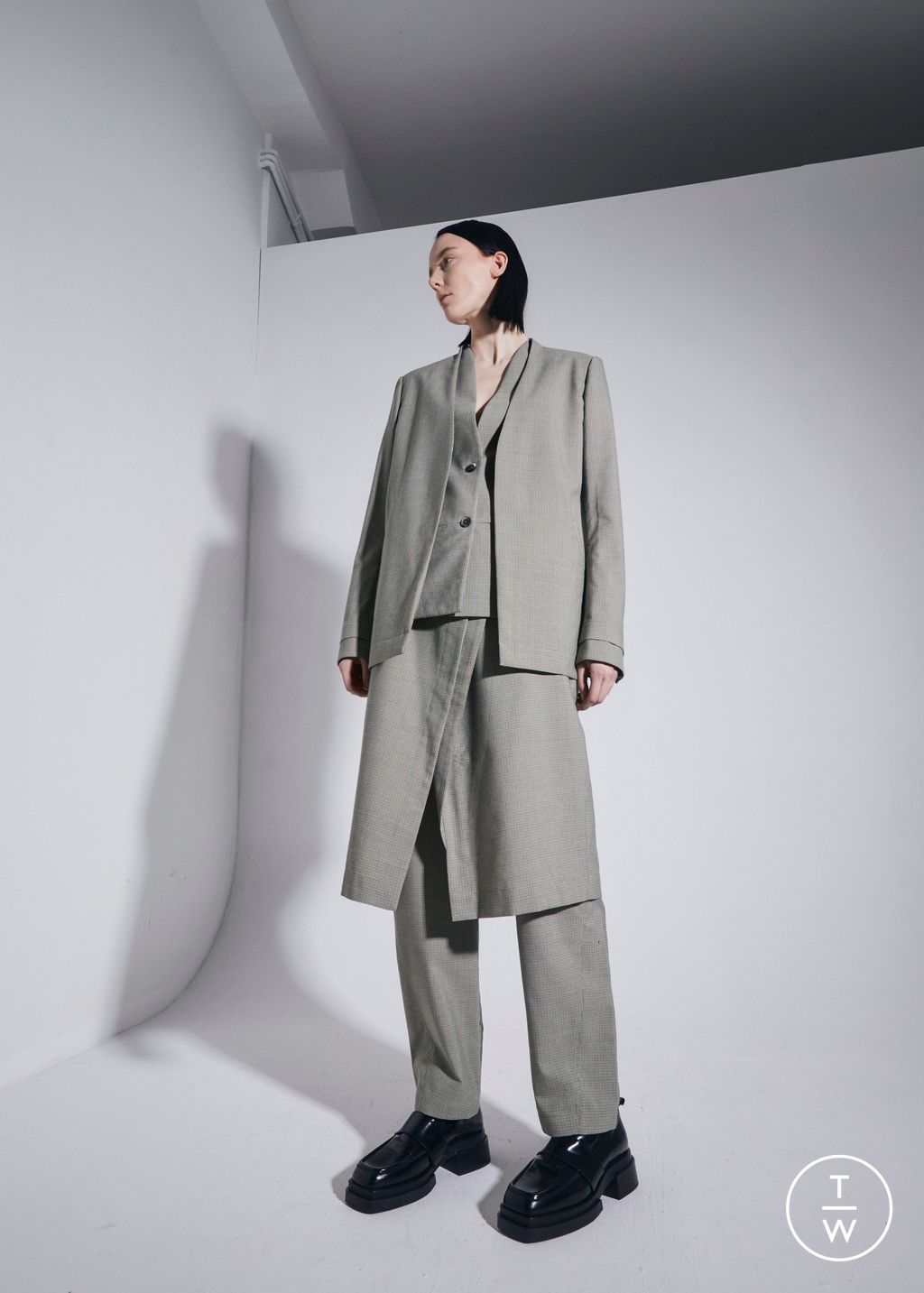 Fashion Week Paris Pre-Fall 2023 look 14 from the Dawei collection womenswear