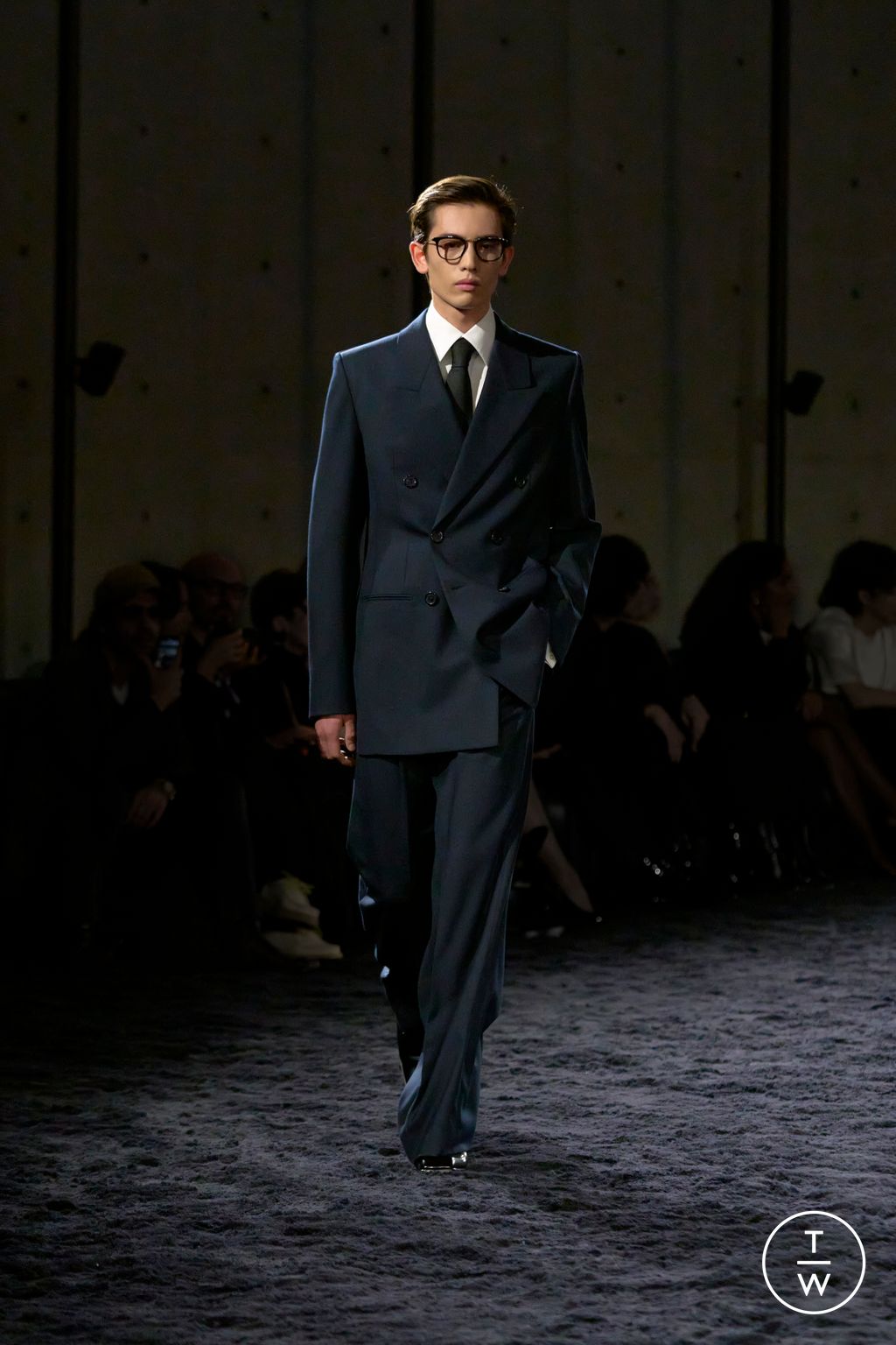Fashion Week Paris Fall/Winter 2024 look 8 from the Saint Laurent collection 男装