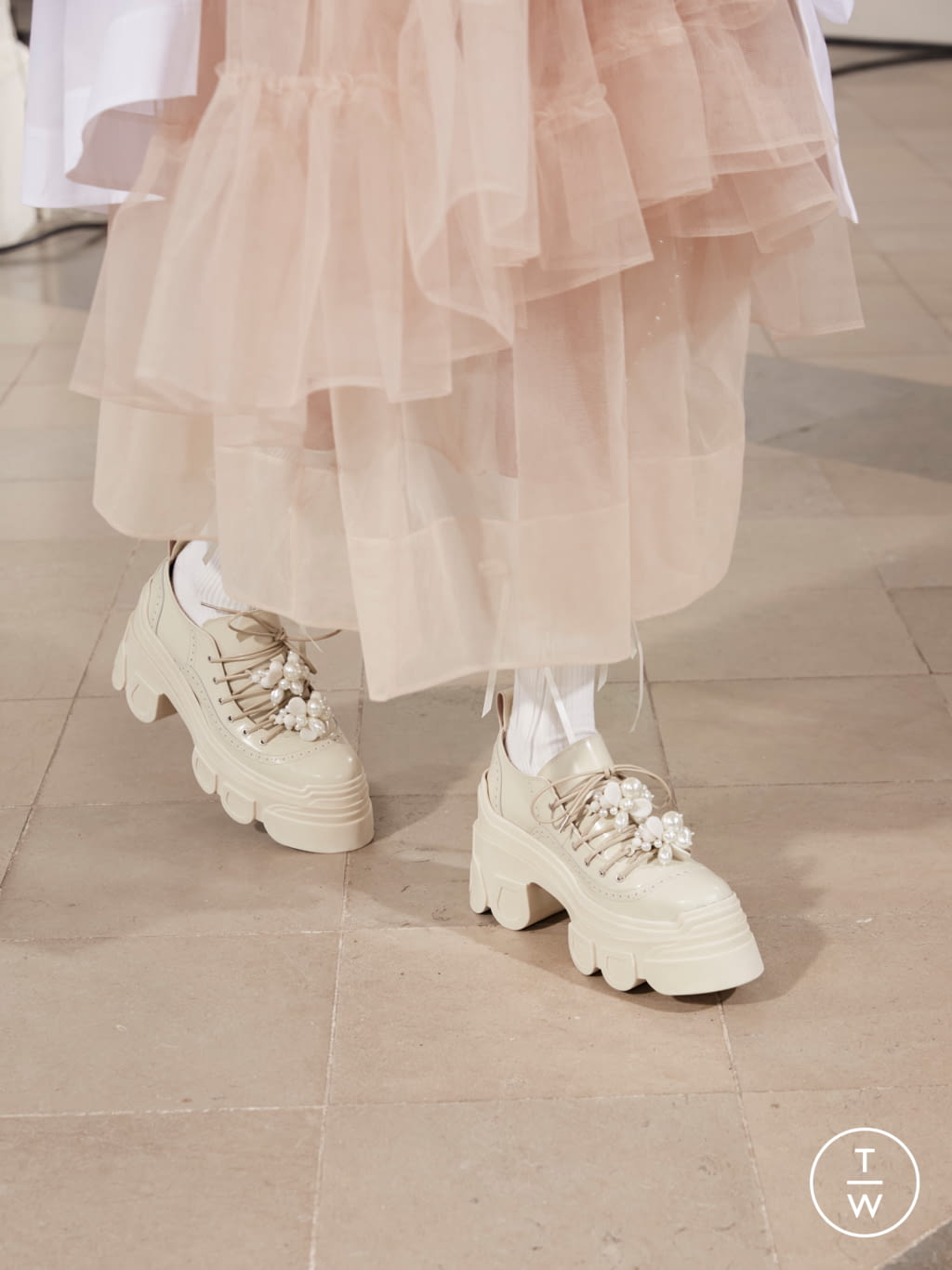 Fashion Week London Fall/Winter 2021 look 7 from the Simone Rocha collection 女装配饰