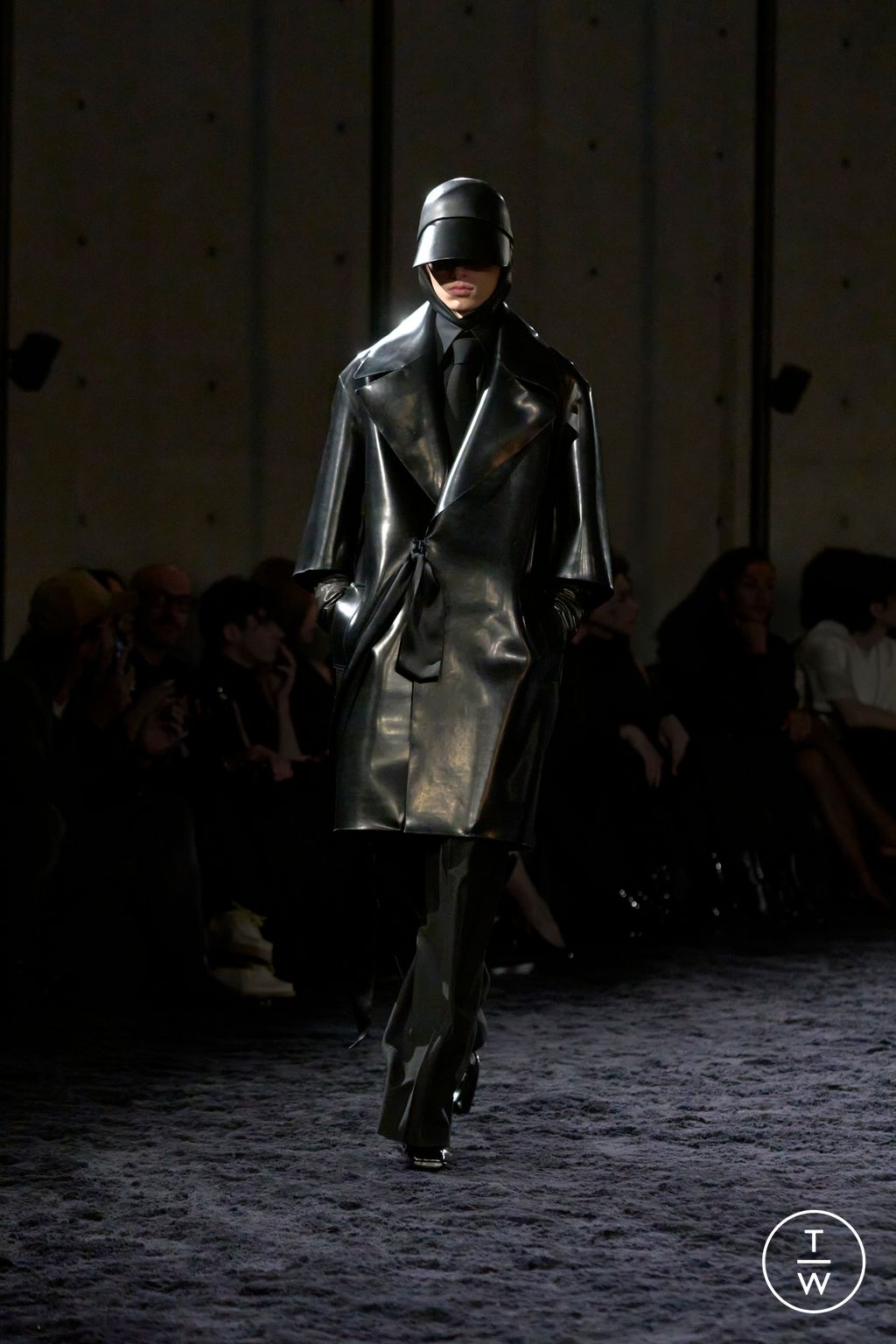Fashion Week Paris Fall/Winter 2024 look 9 from the Saint Laurent collection 男装