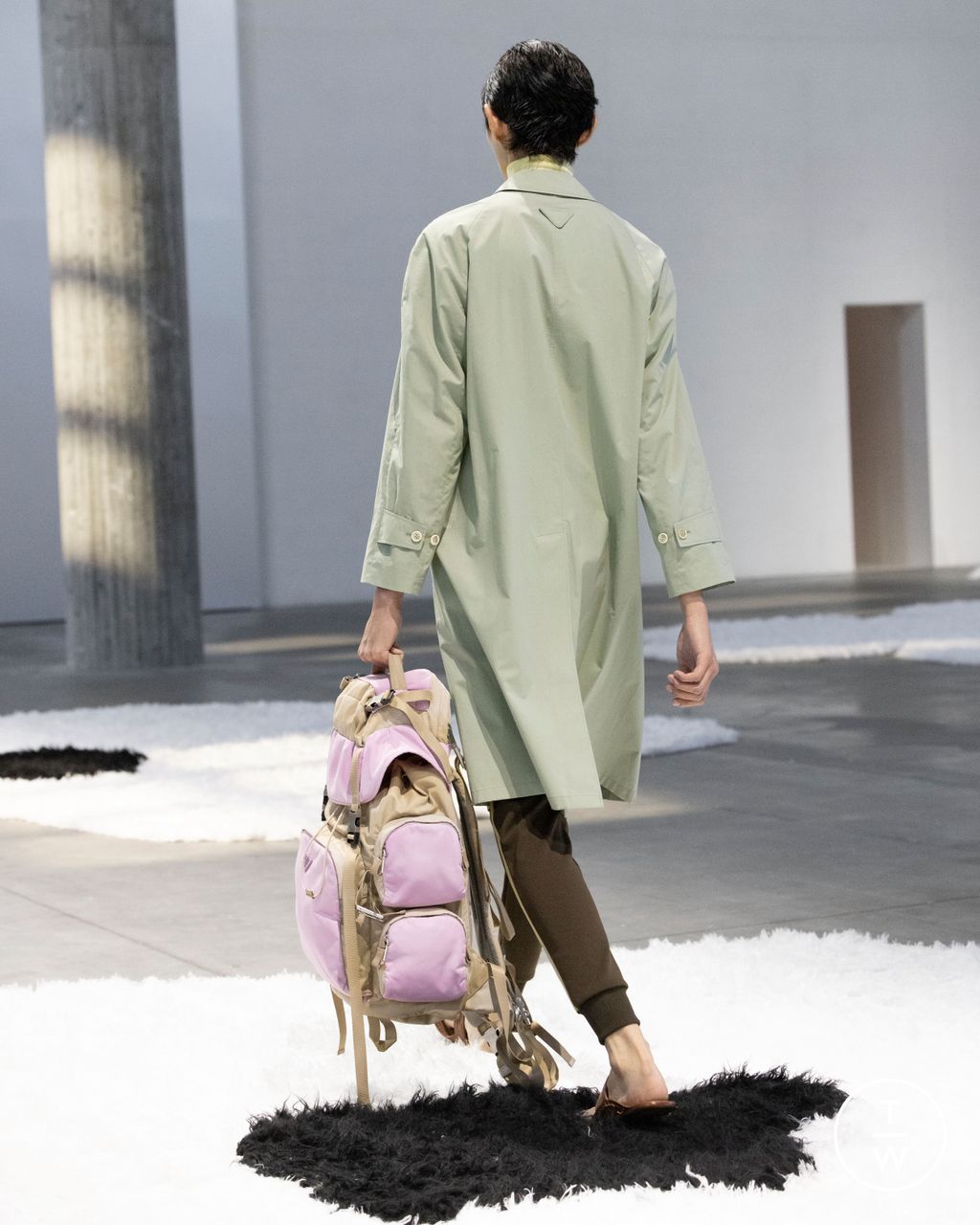 Fashion Week Milan Spring/Summer 2026 look 15 de la collection Prada menswear accessories