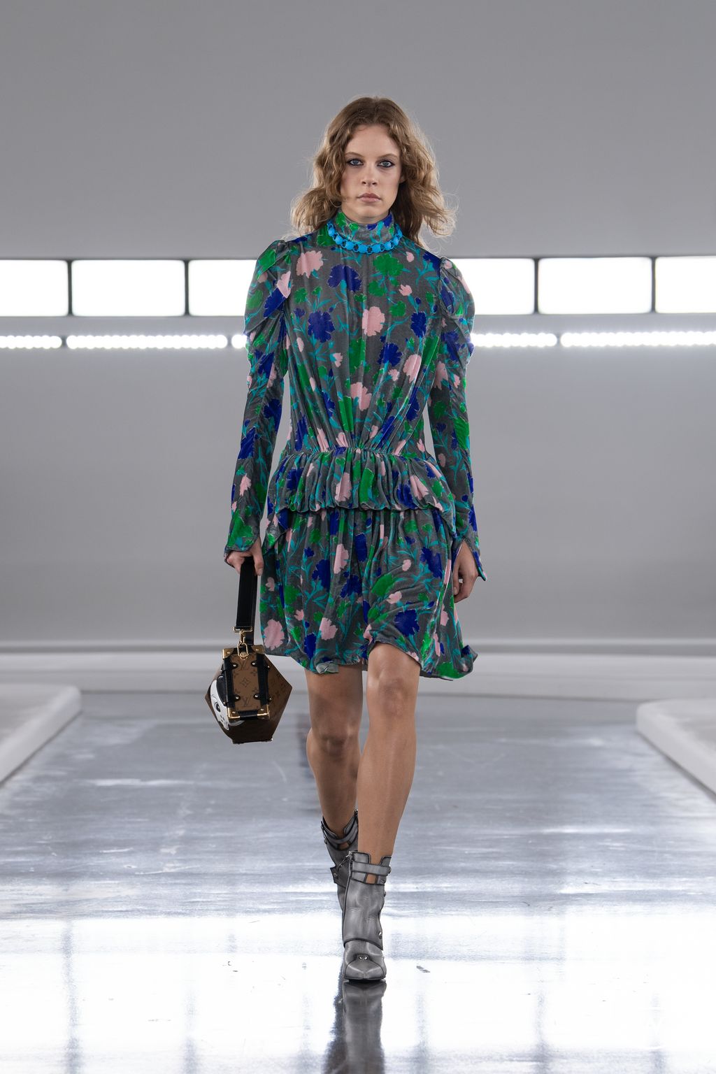 Fashion Week Paris Pre-Fall 2024 look 9 from the Louis Vuitton collection 女装