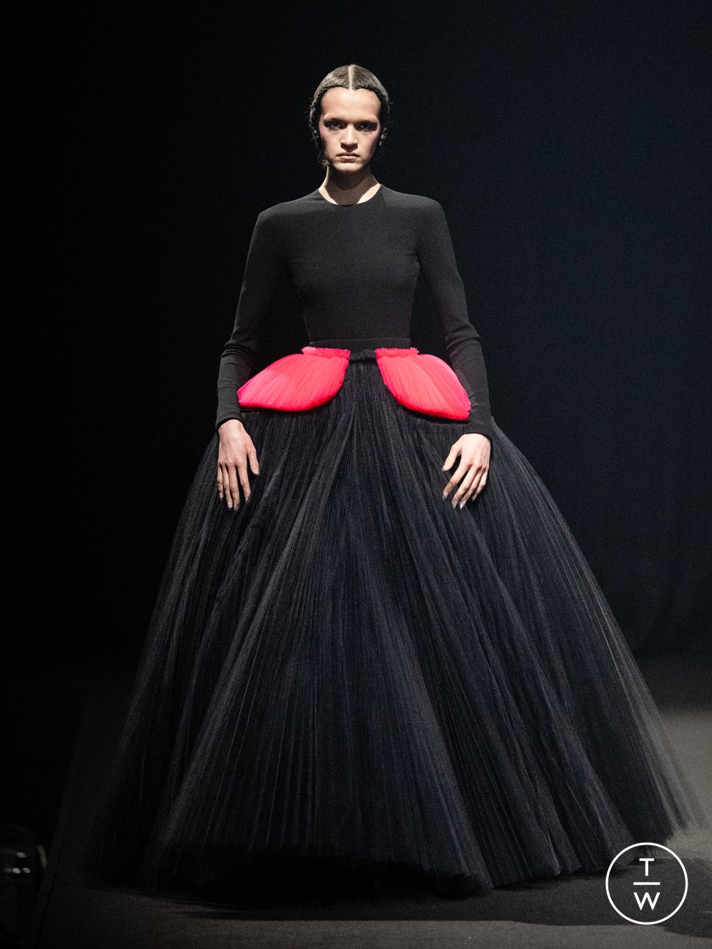 Fashion Week Paris Spring/Summer 2026 look 9 from the Viktor & Rolf collection couture
