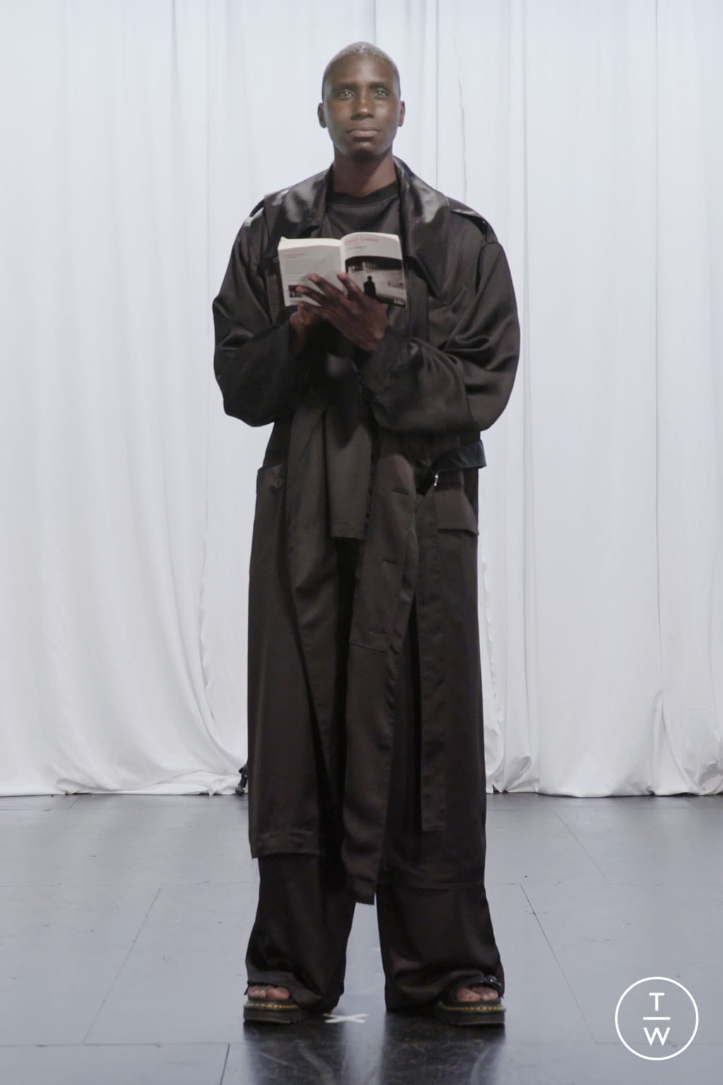 Fashion Week Paris Spring/Summer 2021 look 1 from the Louis Gabriel Nouchi collection 男装