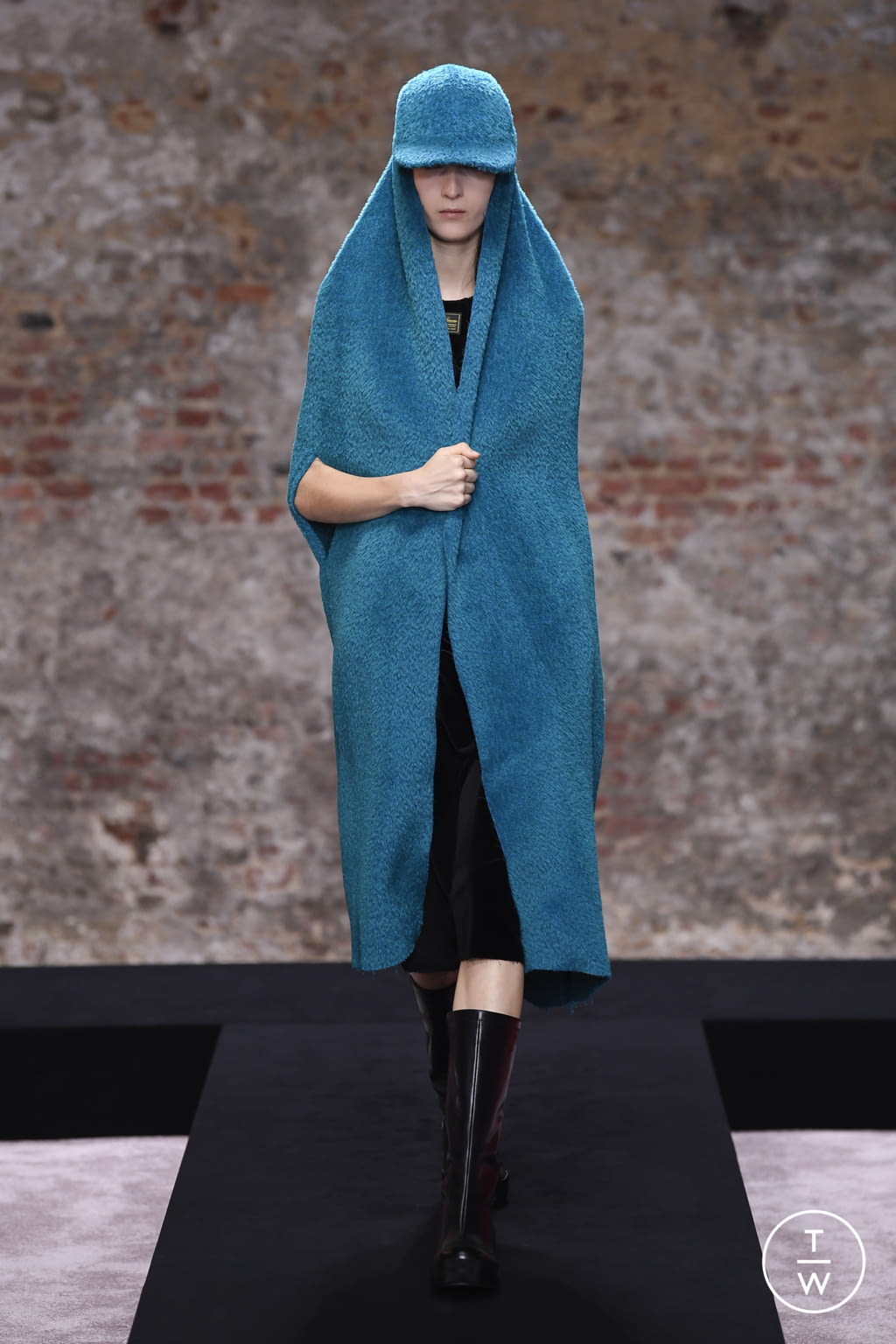 Fashion Week London Fall/Winter 2022 look 1 de la collection Raf Simons womenswear