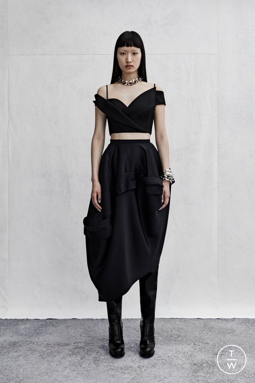 Fashion Week London Resort 2023 look 1 from the Alexander McQueen collection womenswear
