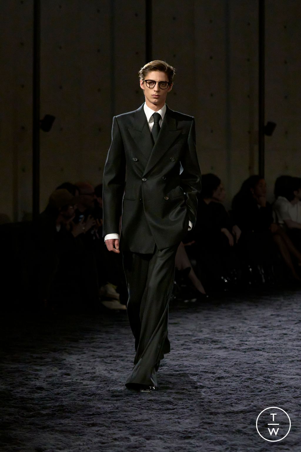 Fashion Week Paris Fall/Winter 2024 look 10 from the Saint Laurent collection menswear