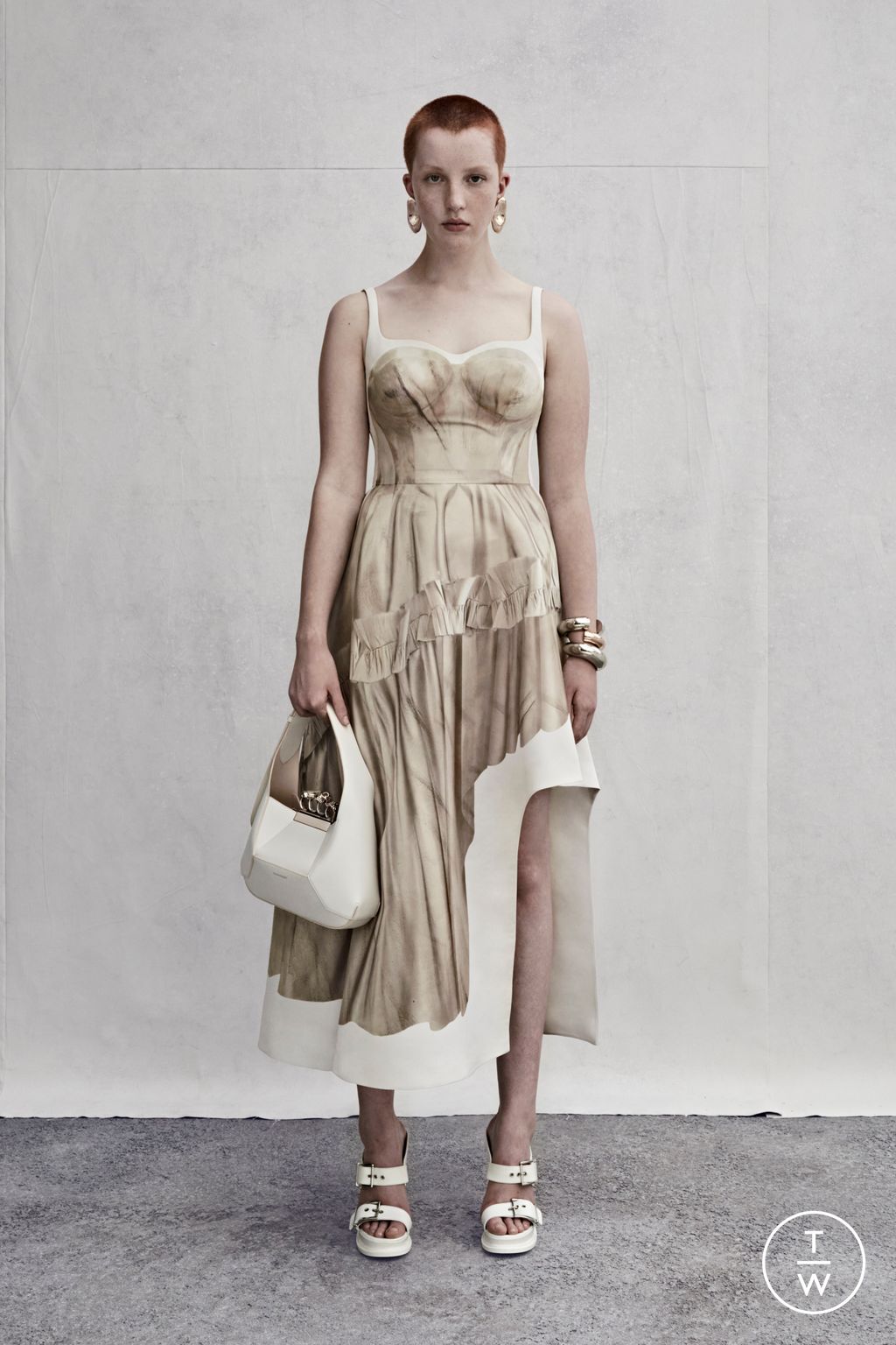 Fashion Week London Resort 2023 look 10 from the Alexander McQueen collection womenswear