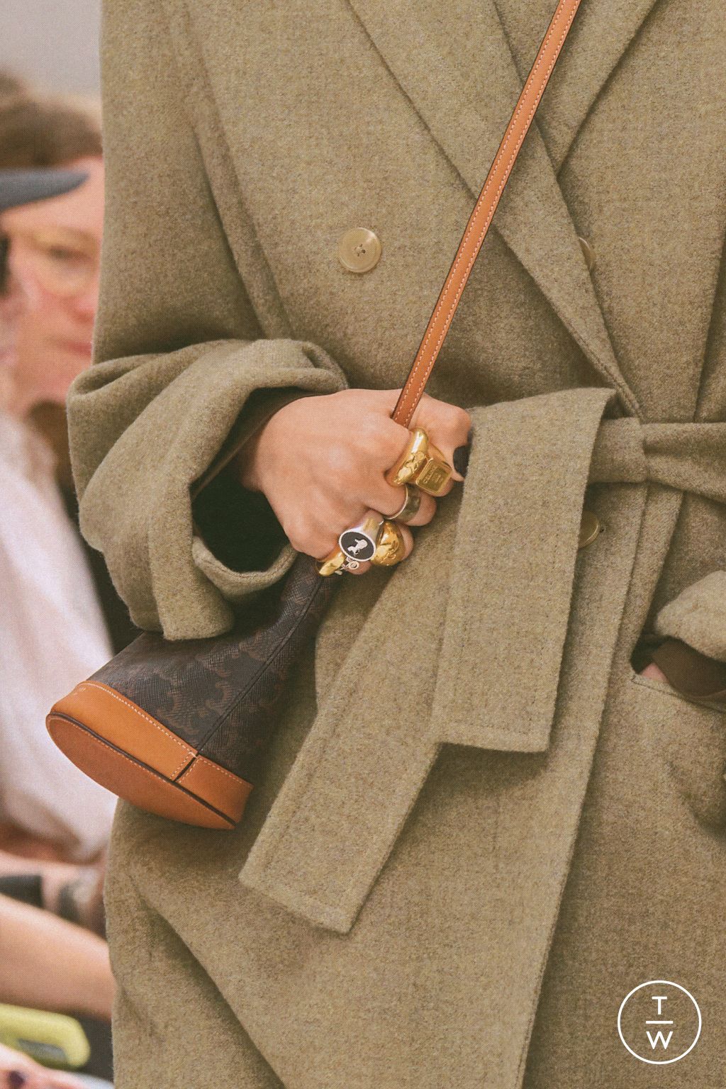 Fashion Week Paris Fall/Winter 2026 look 16 de la collection Celine womenswear accessories