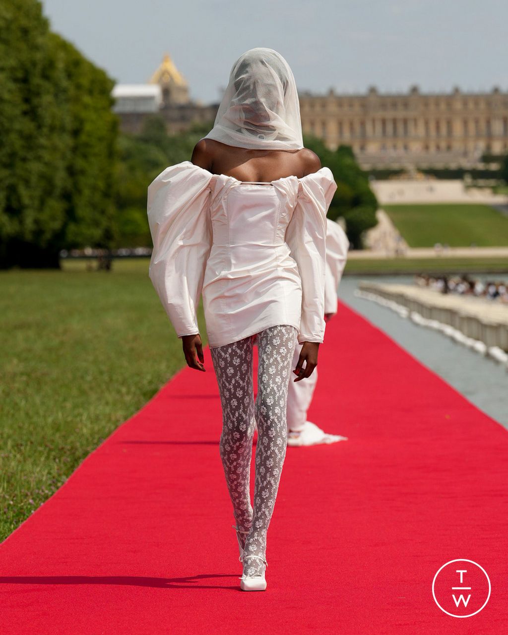 Fashion Week Paris Fall/Winter 2023 look 10 from the Jacquemus collection womenswear