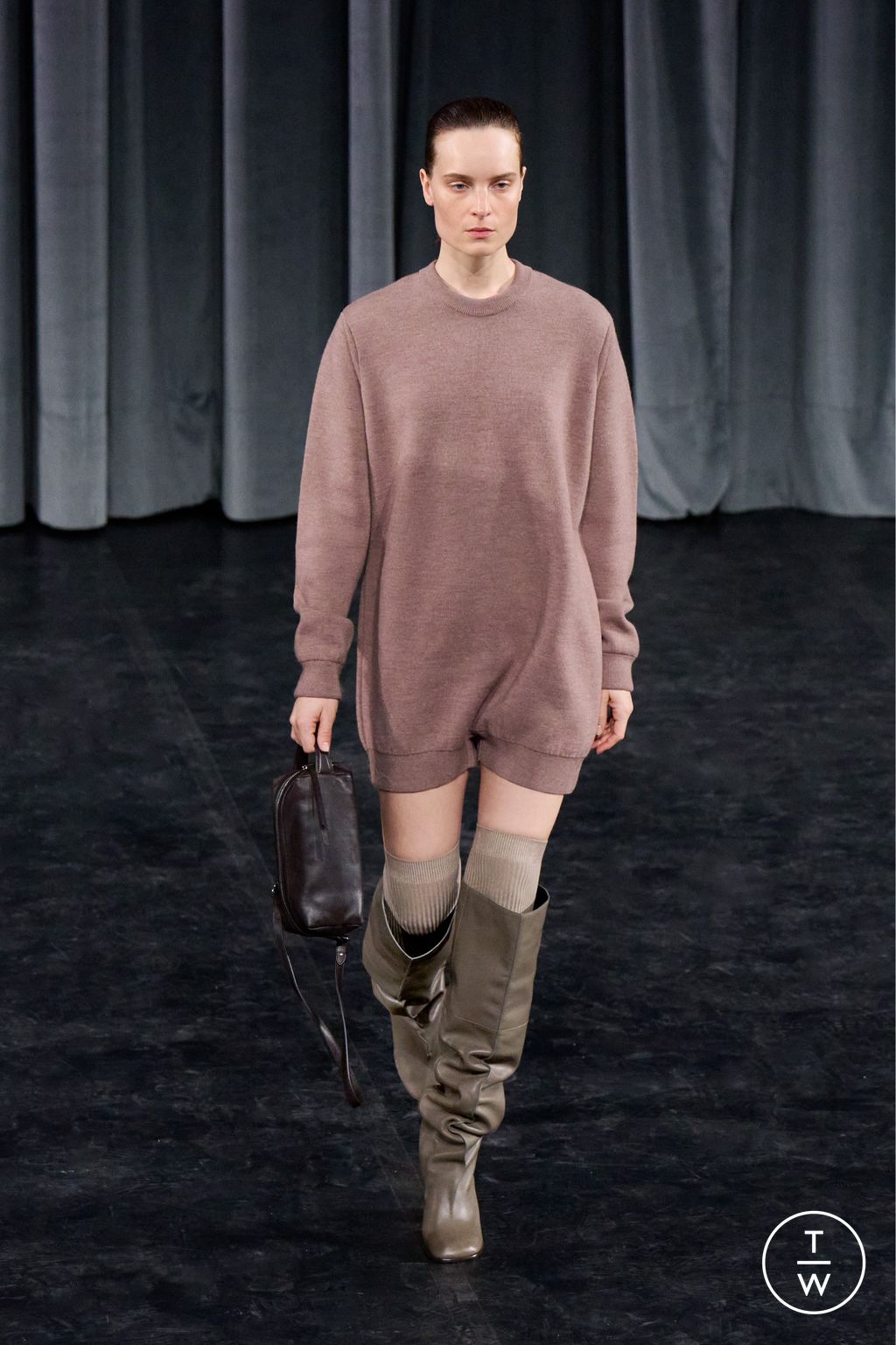 Fashion Week Paris Fall/Winter 2026 look 10 from the Lemaire collection menswear