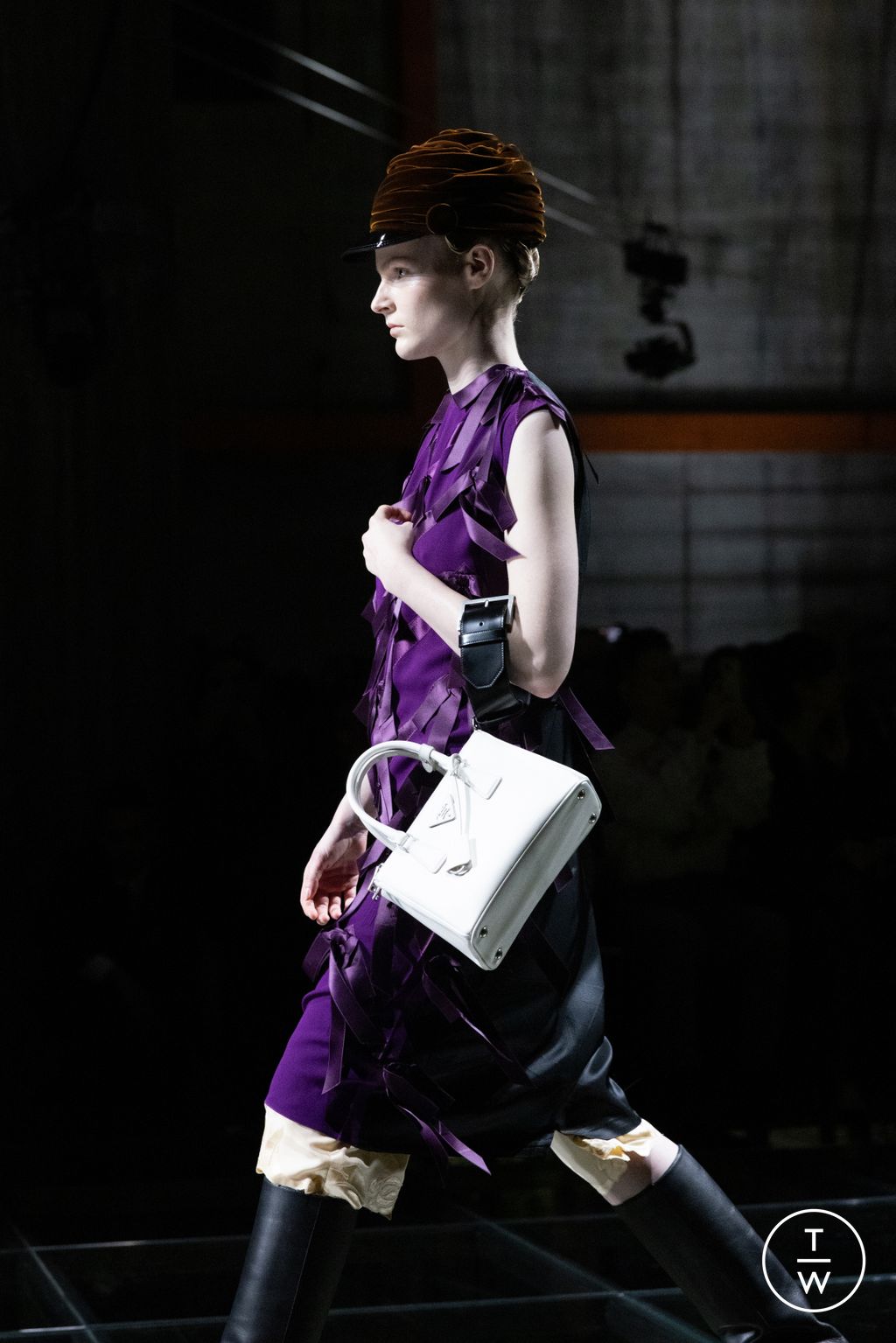 Fashion Week Milan Fall/Winter 2024 look 42 from the Prada collection 女装配饰