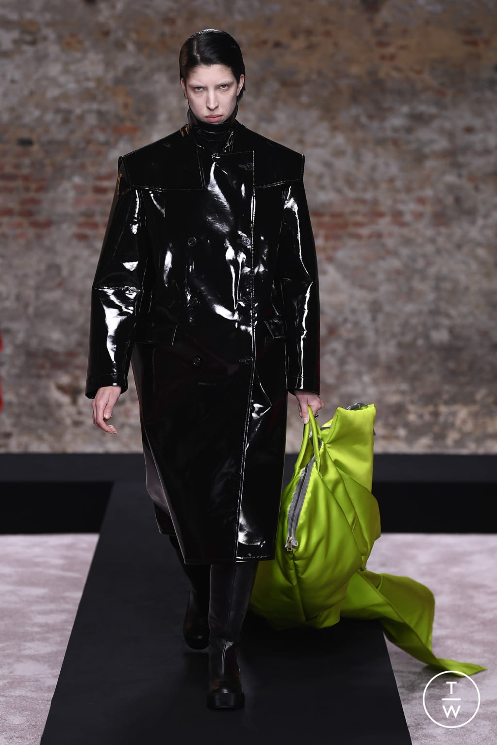 Fashion Week London Fall/Winter 2022 look 11 from the Raf Simons collection womenswear