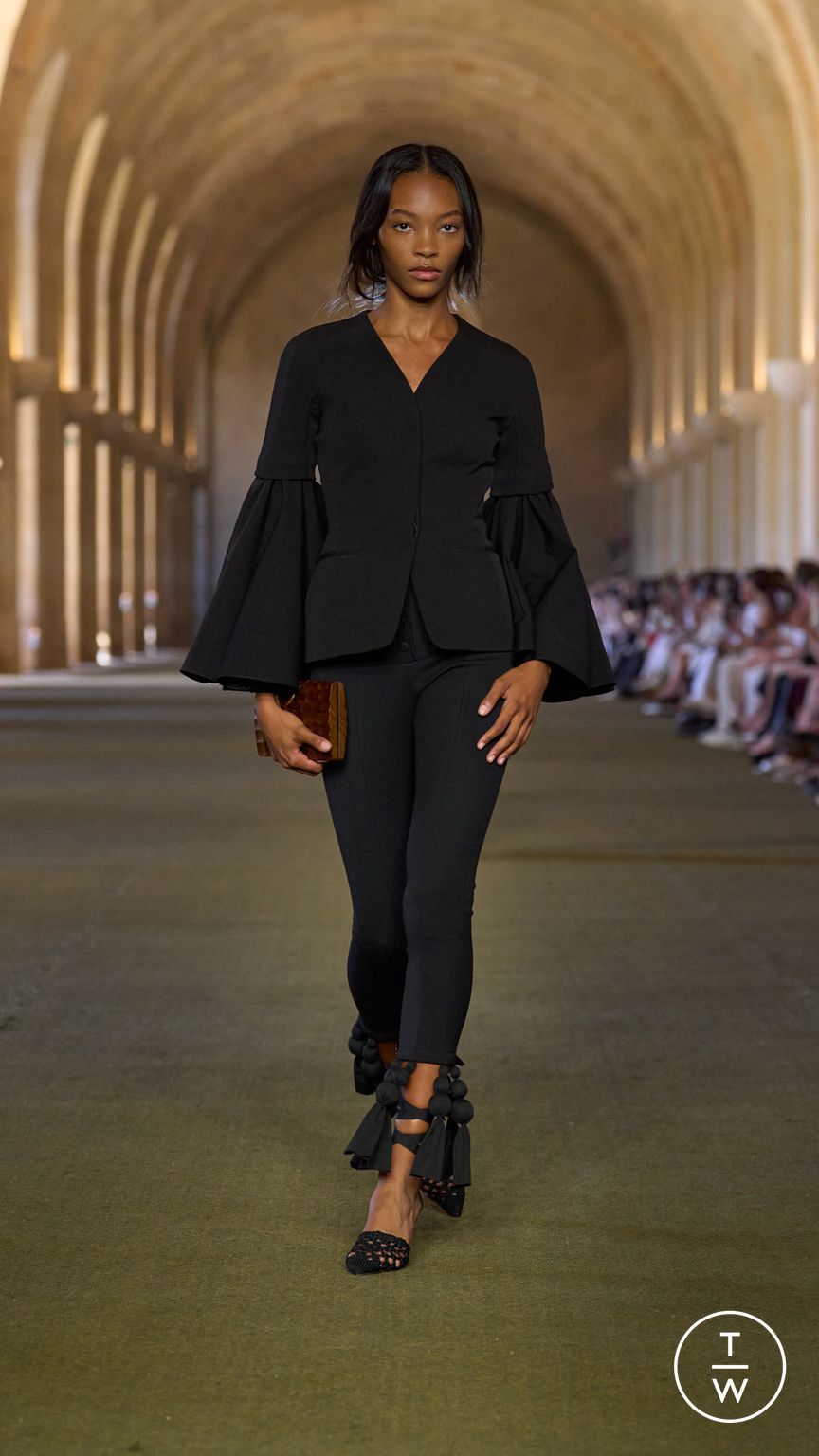 Fashion Week Paris Spring/Summer 2026 look 11 de la collection Jacquemus menswear