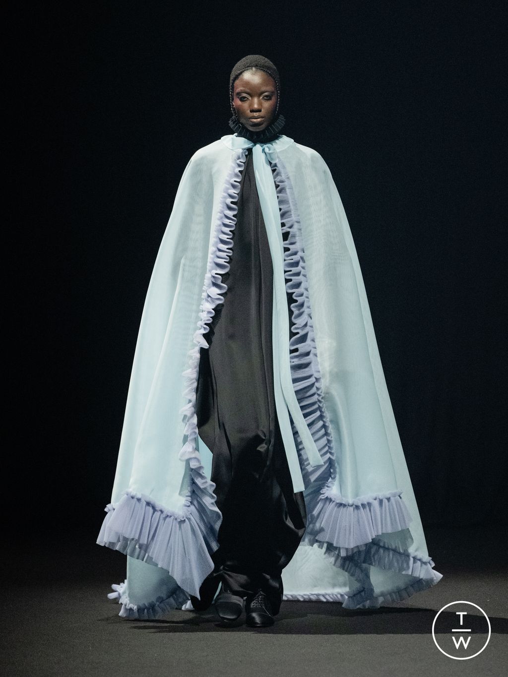 Fashion Week Paris Spring/Summer 2026 look 11 from the Viktor & Rolf collection couture