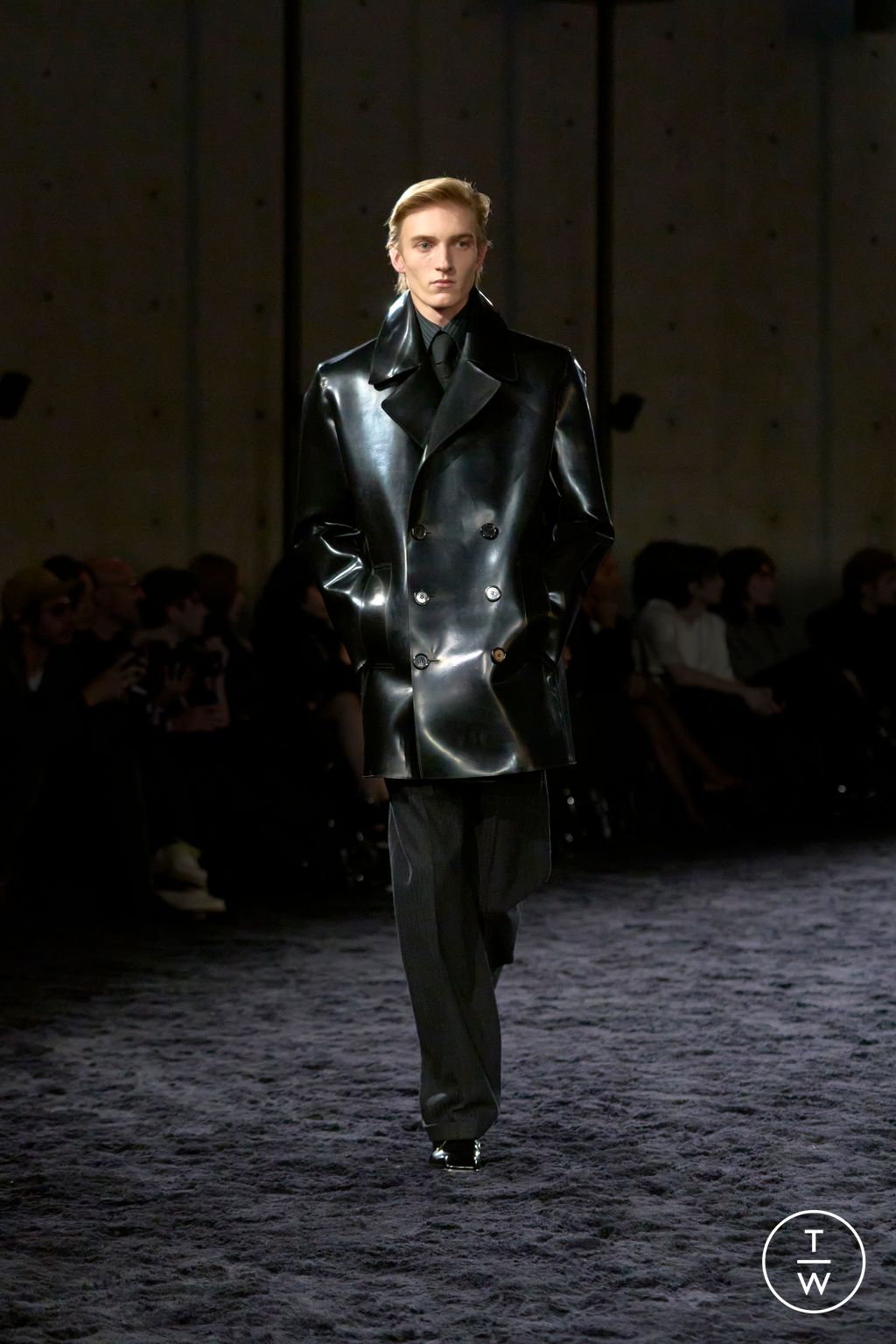 Fashion Week Paris Fall/Winter 2024 look 12 from the Saint Laurent collection 男装