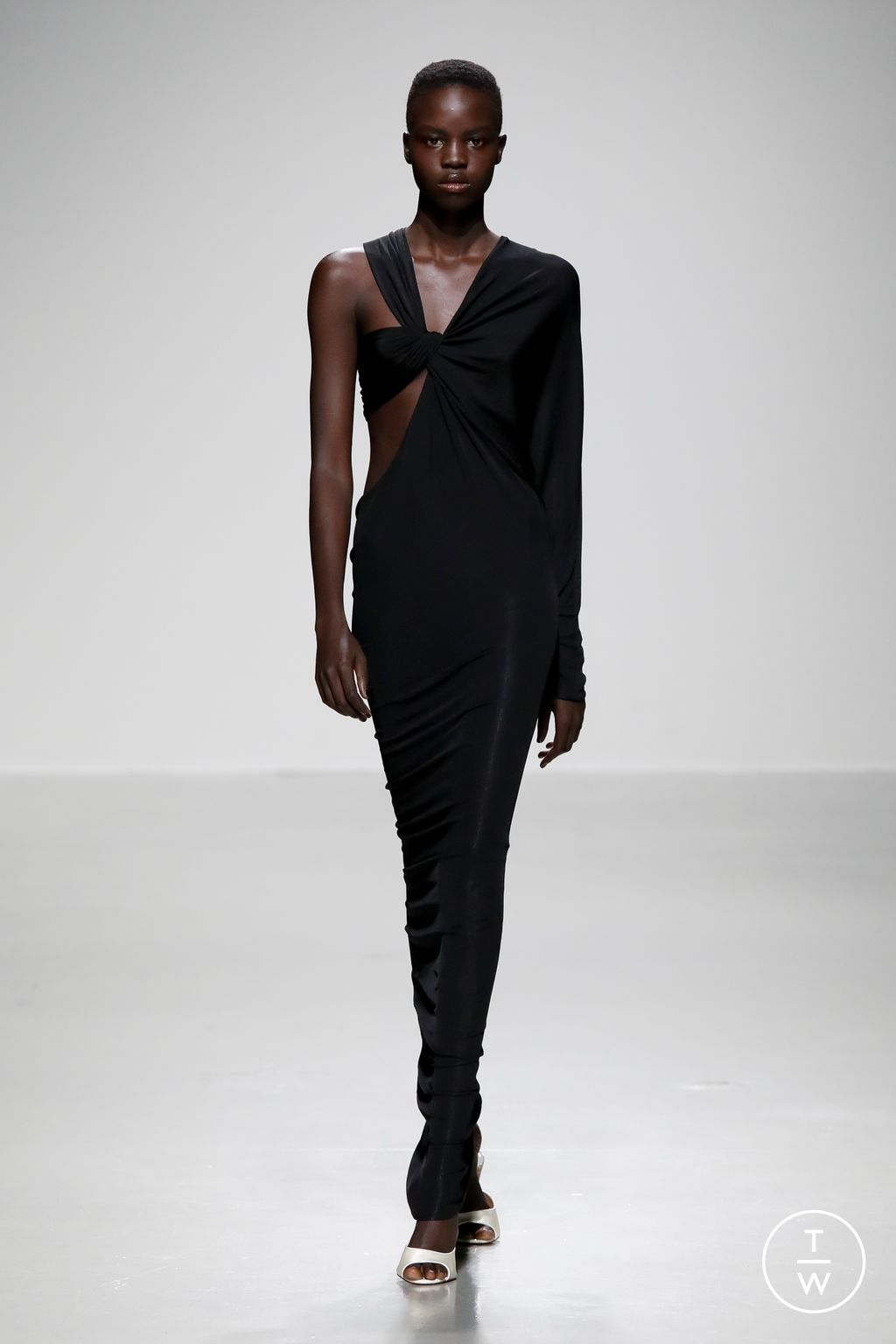 Fashion Week Paris Spring/Summer 2024 look 12 de la collection Atlein womenswear