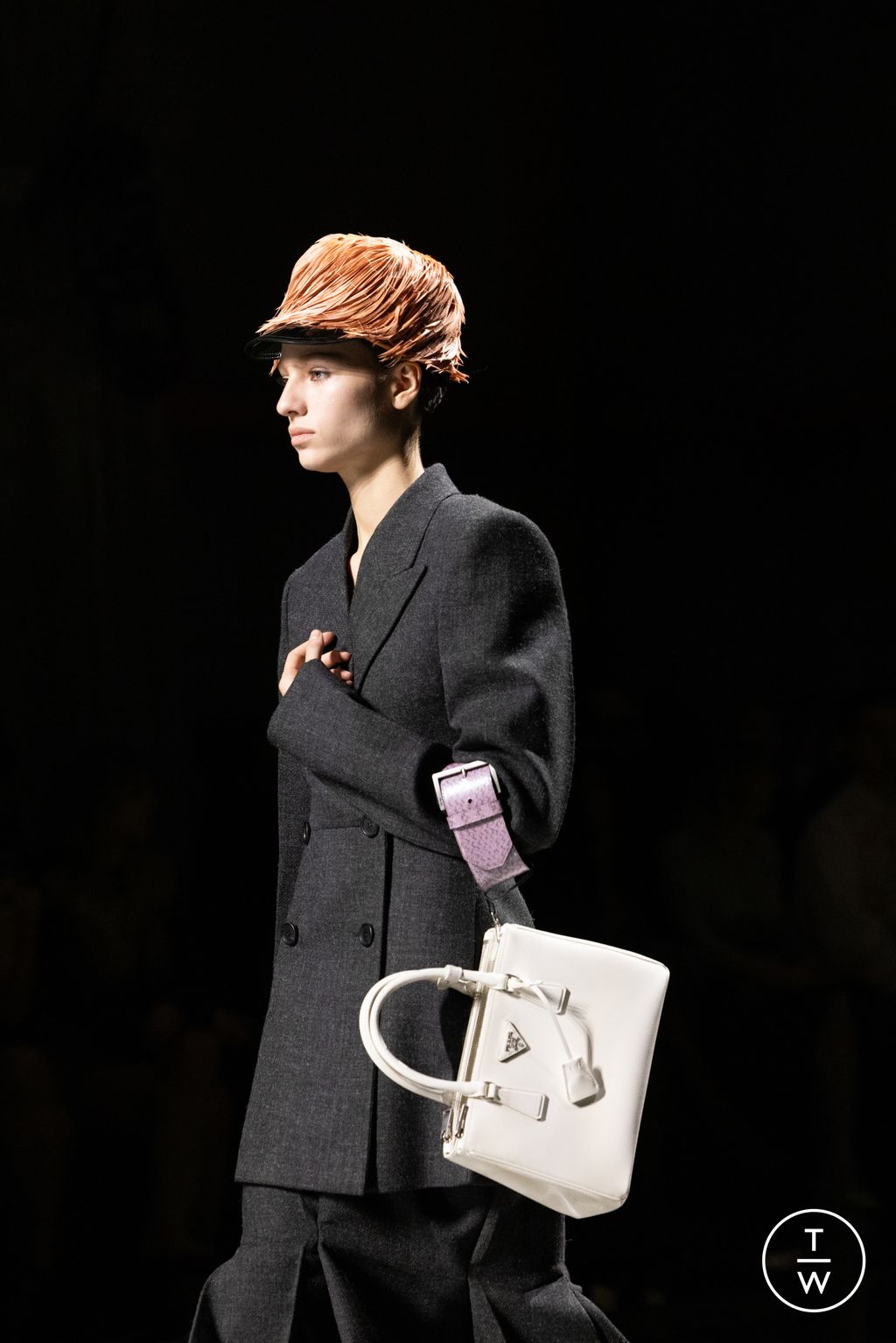 Fashion Week Milan Fall/Winter 2024 look 5 de la collection Prada womenswear accessories