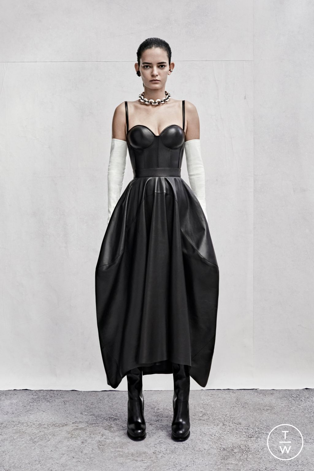 Fashion Week London Resort 2023 look 13 from the Alexander McQueen collection womenswear