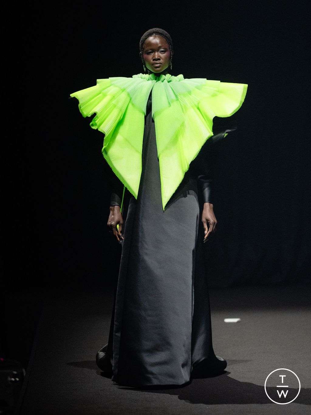 Fashion Week Paris Spring/Summer 2026 look 13 from the Viktor & Rolf collection couture