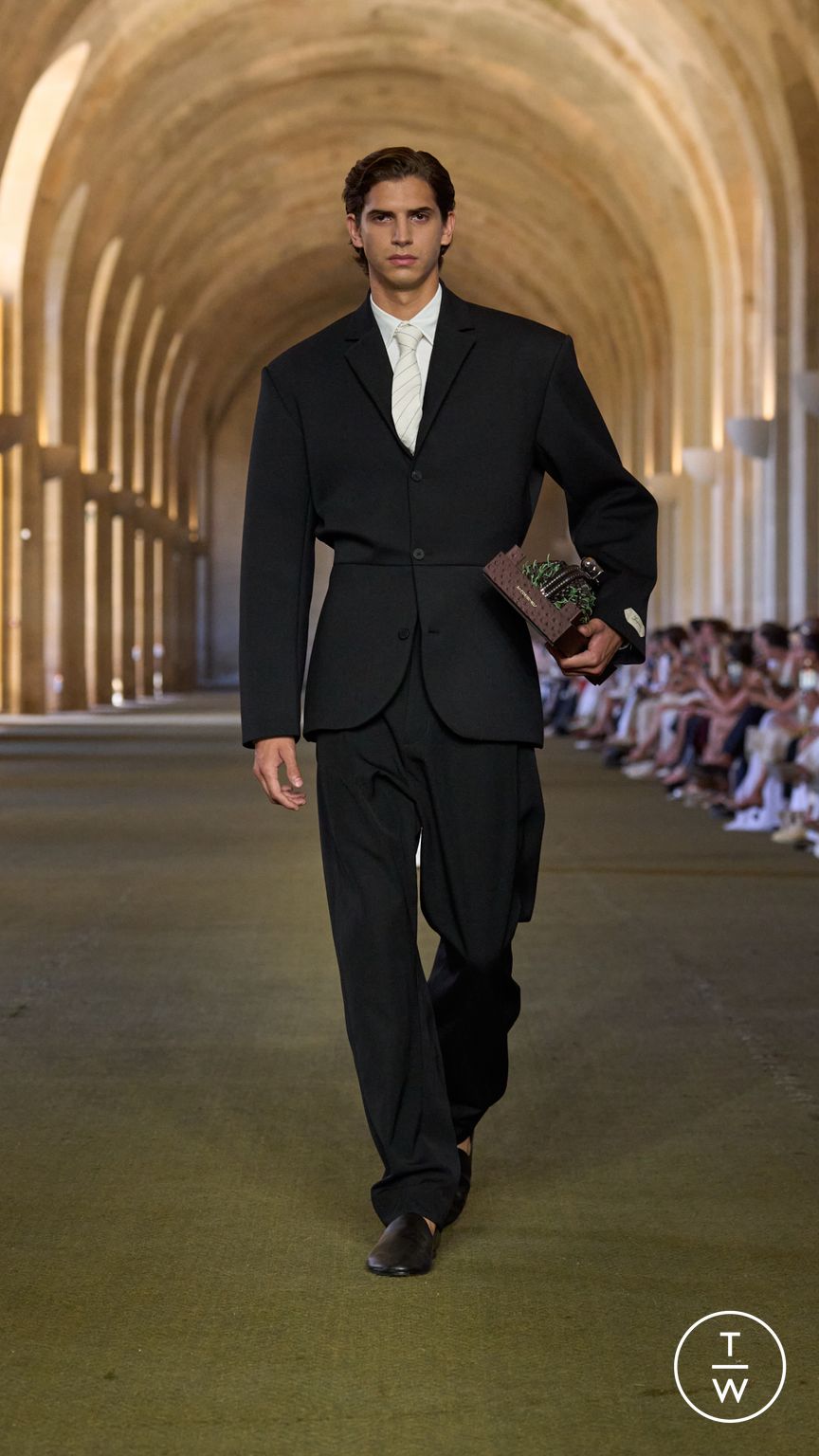 Fashion Week Paris Spring/Summer 2026 look 14 from the Jacquemus collection menswear