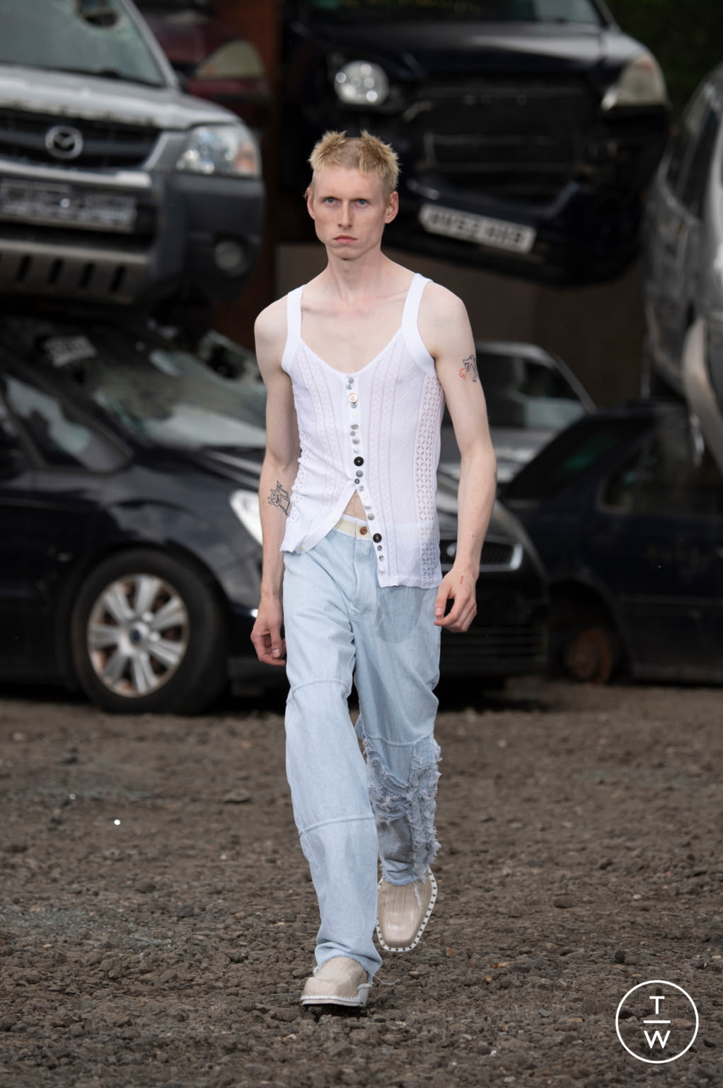 Fashion Week London Spring/Summer 2022 look 14 de la collection Jordanluca menswear