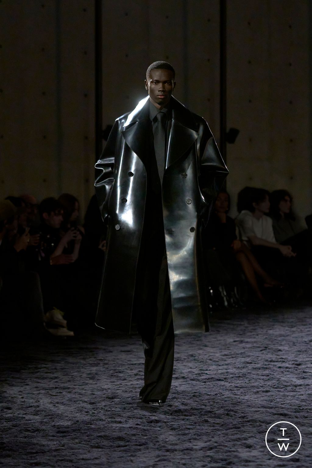 Fashion Week Paris Fall/Winter 2024 look 14 from the Saint Laurent collection 男装