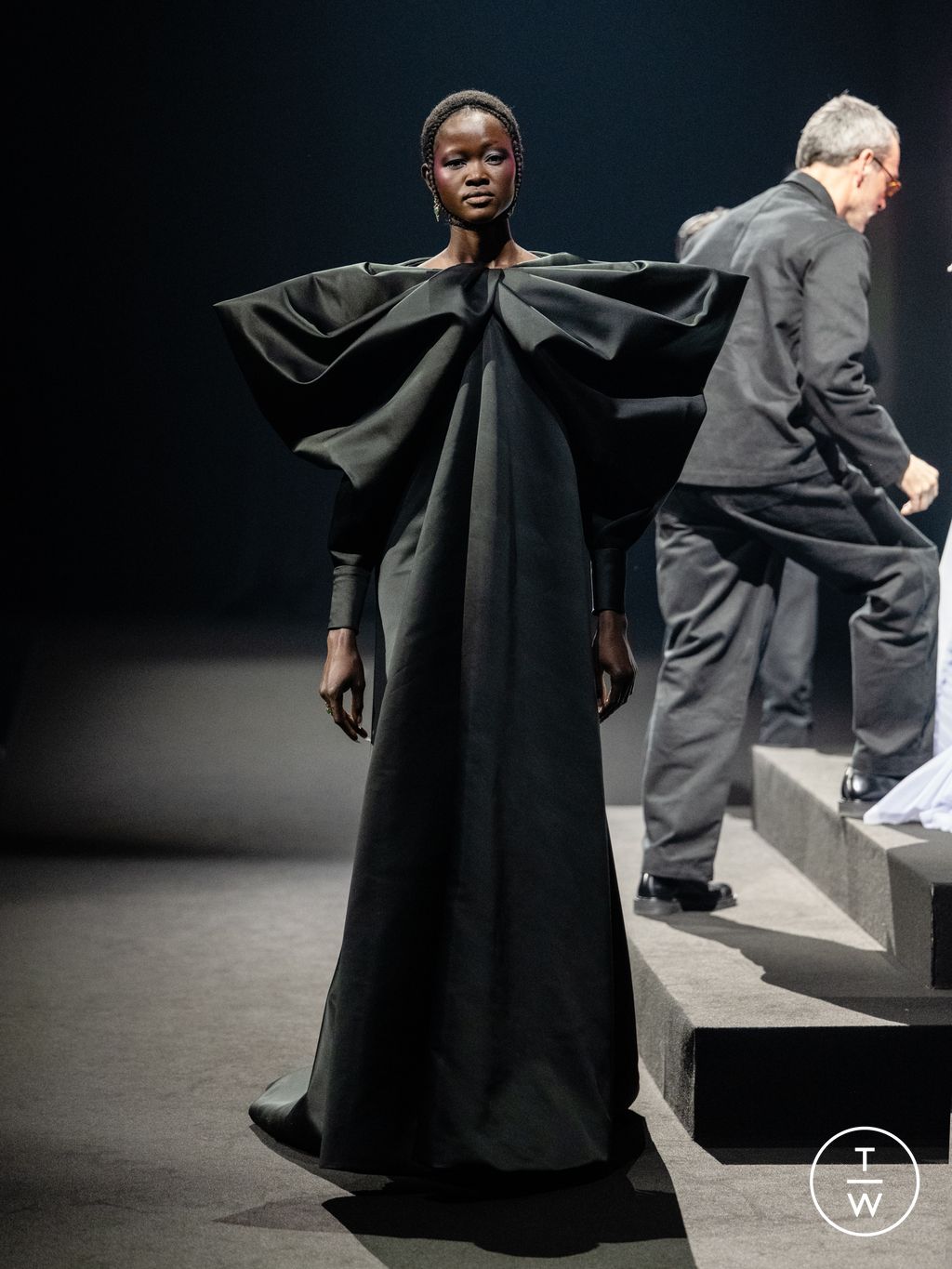 Fashion Week Paris Spring/Summer 2026 look 14 from the Viktor & Rolf collection 高级定制