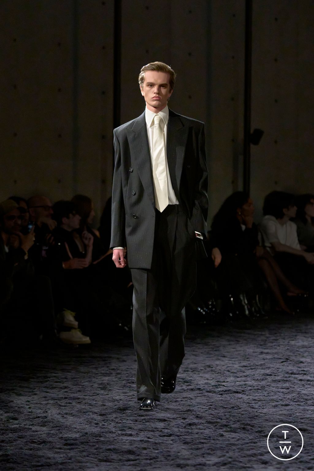Fashion Week Paris Fall/Winter 2024 look 15 from the Saint Laurent collection menswear