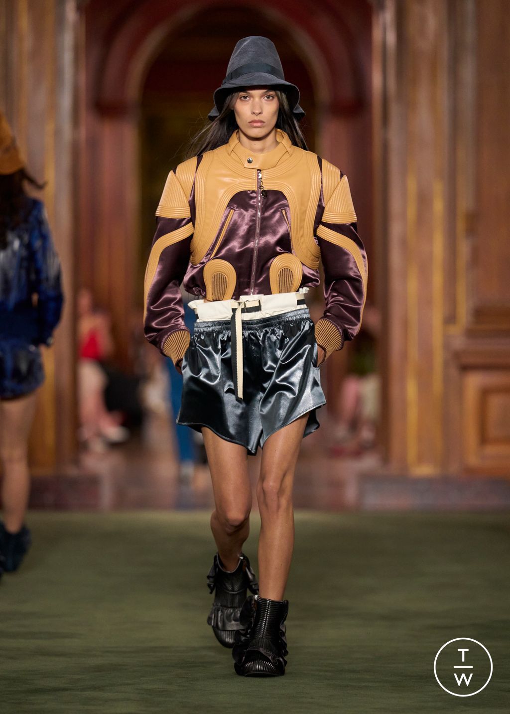 Fashion Week Paris Resort 2027 look 15 from the Louis Vuitton collection 女装