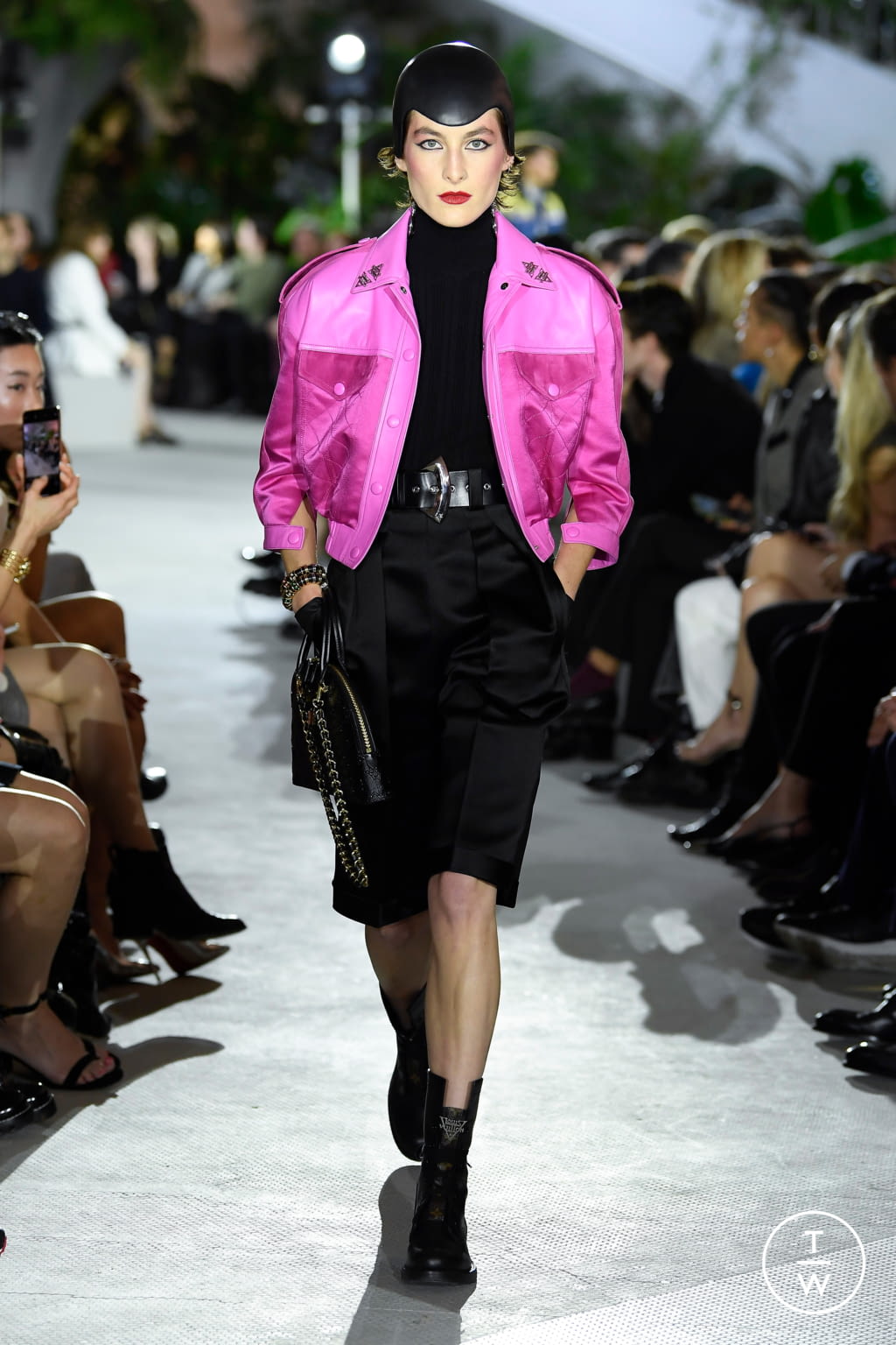 Fashion Week Paris Resort 2020 look 15 from the Louis Vuitton collection 女装