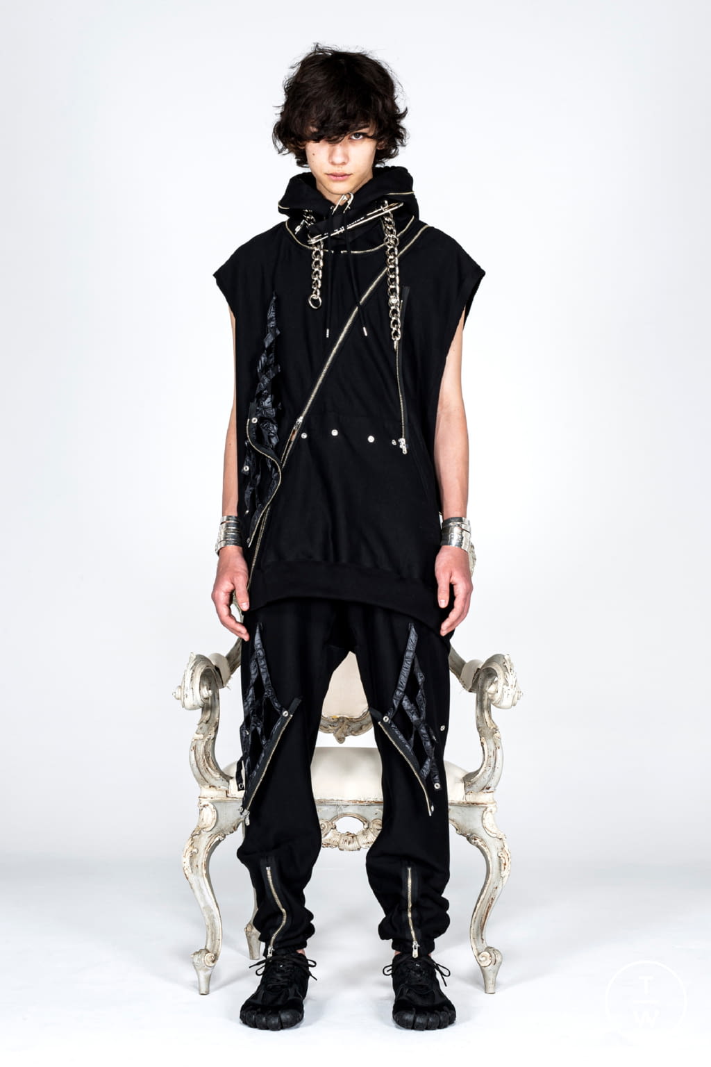 Fashion Week Paris Fall/Winter 2021 look 16 from the Takahiromiyashita The Soloist collection 男装