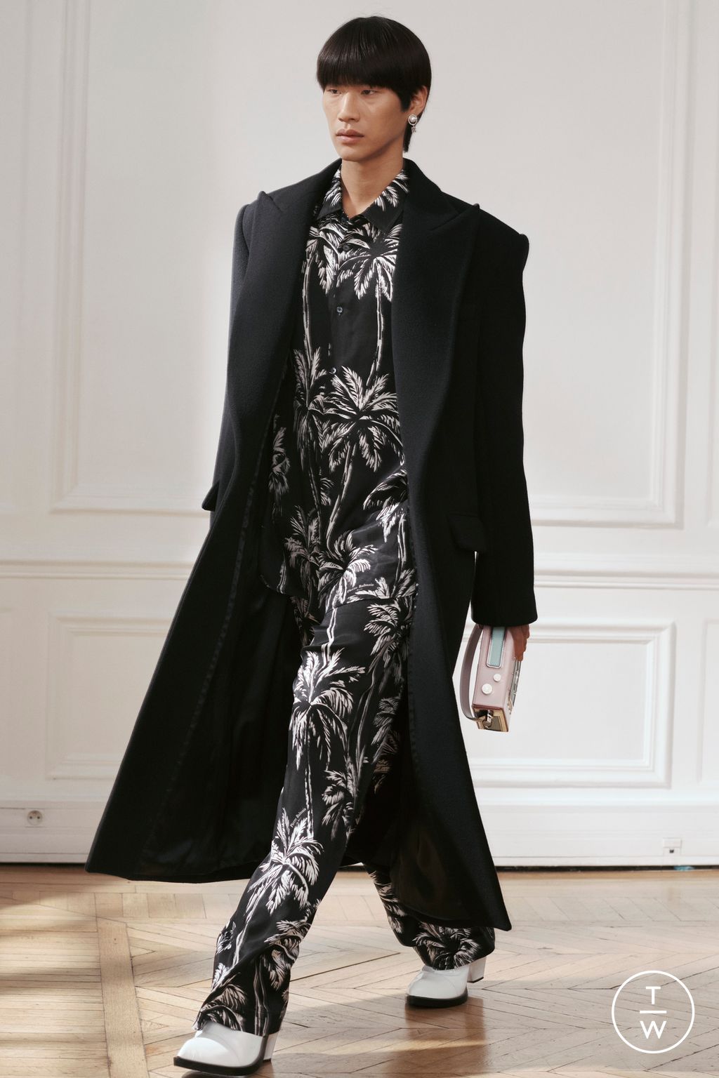 Fashion Week Paris Pre-Fall 2024 look 15 from the Balmain collection menswear