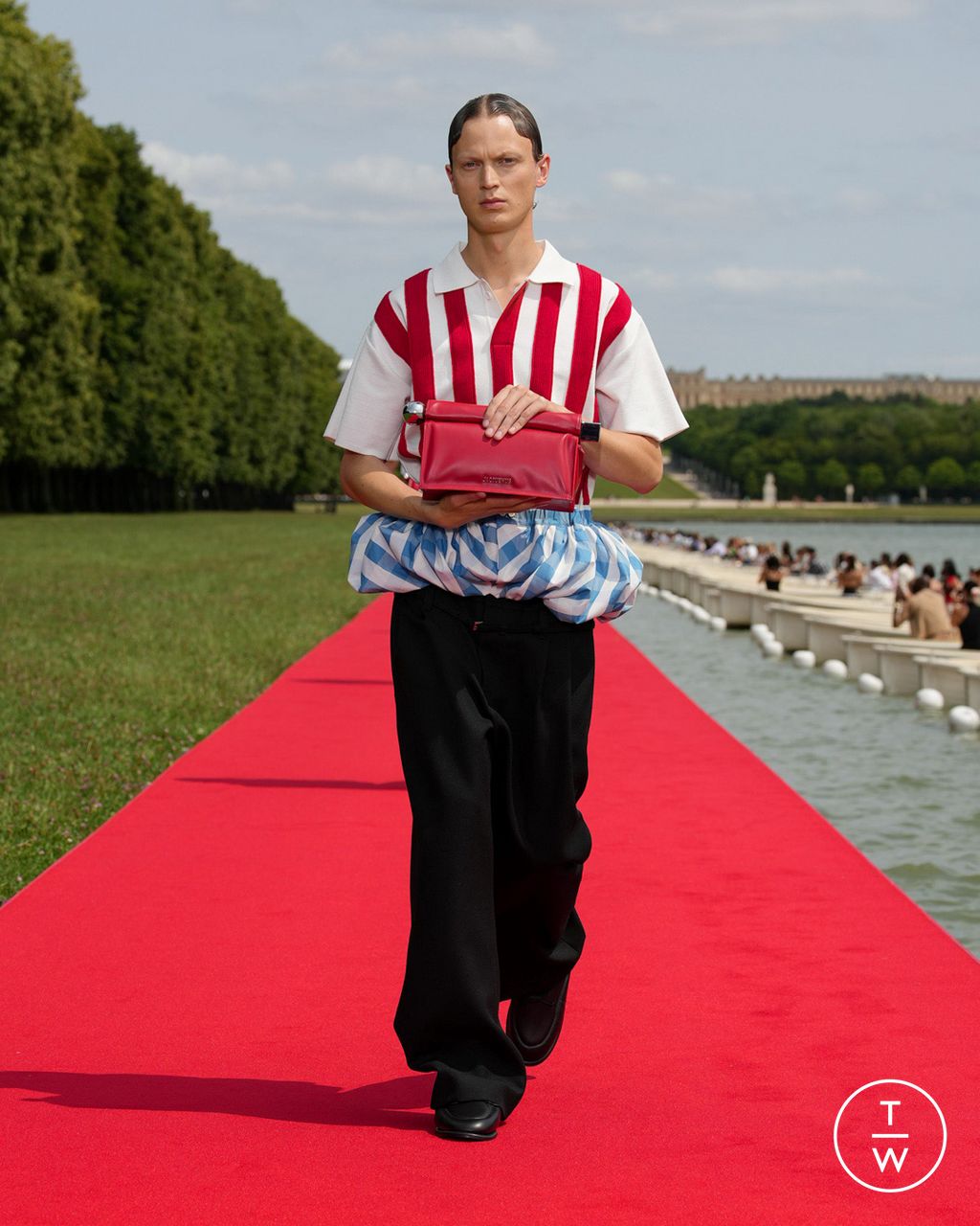 Fashion Week Paris Fall/Winter 2023 look 15 from the Jacquemus collection womenswear
