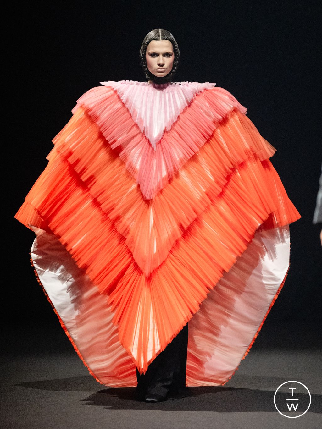Fashion Week Paris Spring/Summer 2026 look 15 from the Viktor & Rolf collection couture