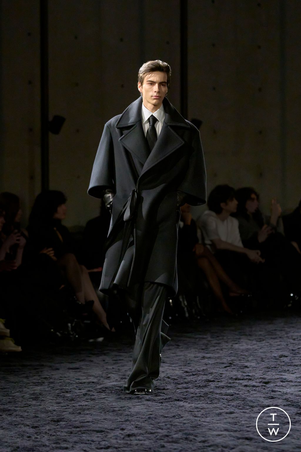 Fashion Week Paris Fall/Winter 2024 look 16 from the Saint Laurent collection menswear