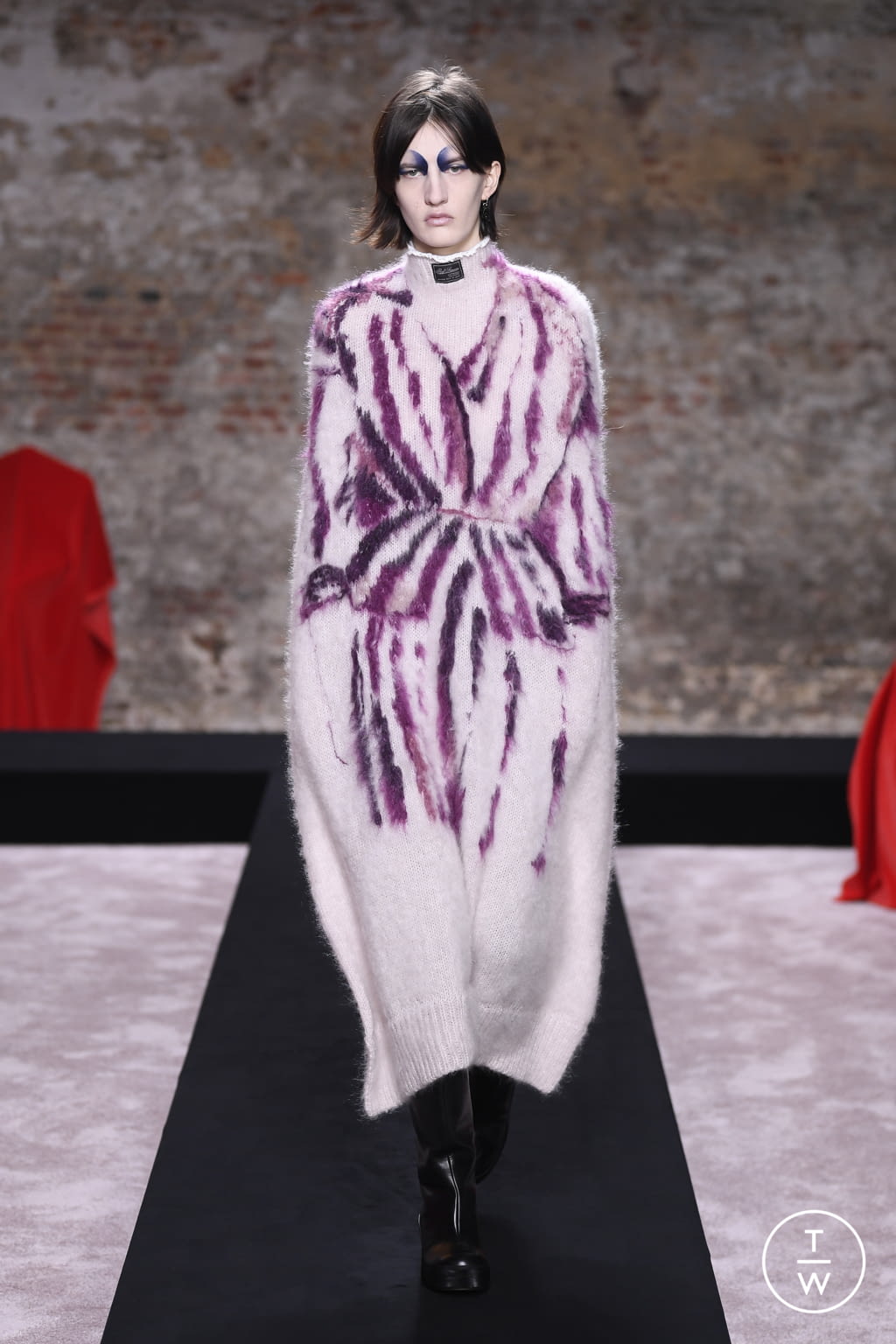 Fashion Week London Fall/Winter 2022 look 16 from the Raf Simons collection 女装