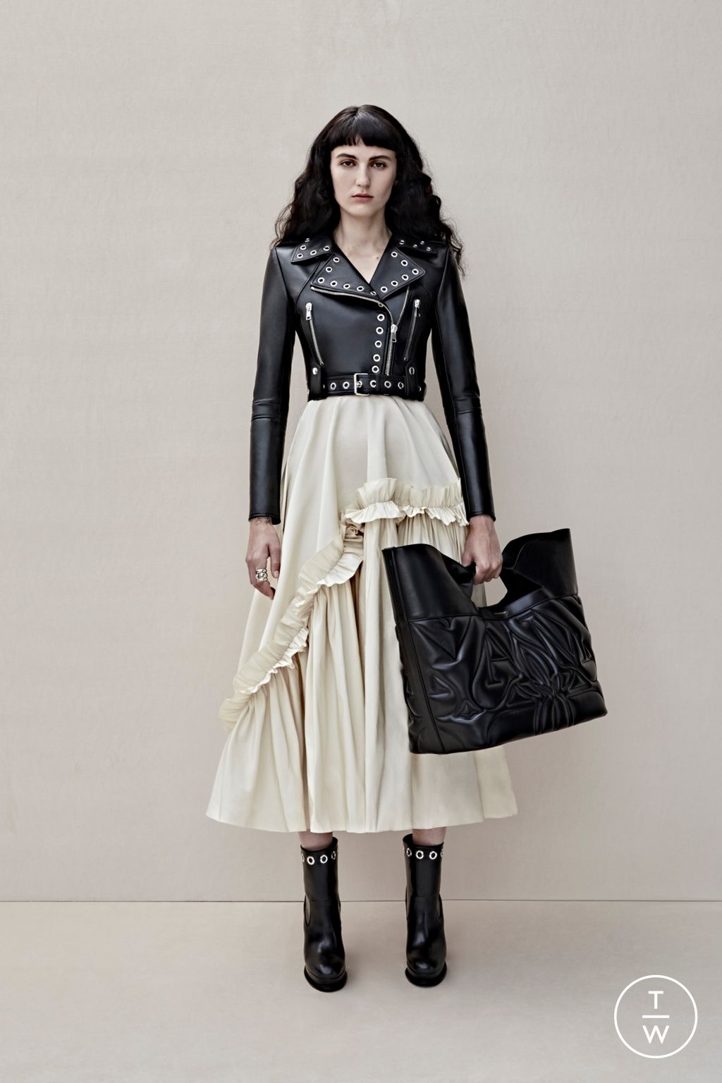 Fashion Week London Resort 2023 look 16 from the Alexander McQueen collection womenswear