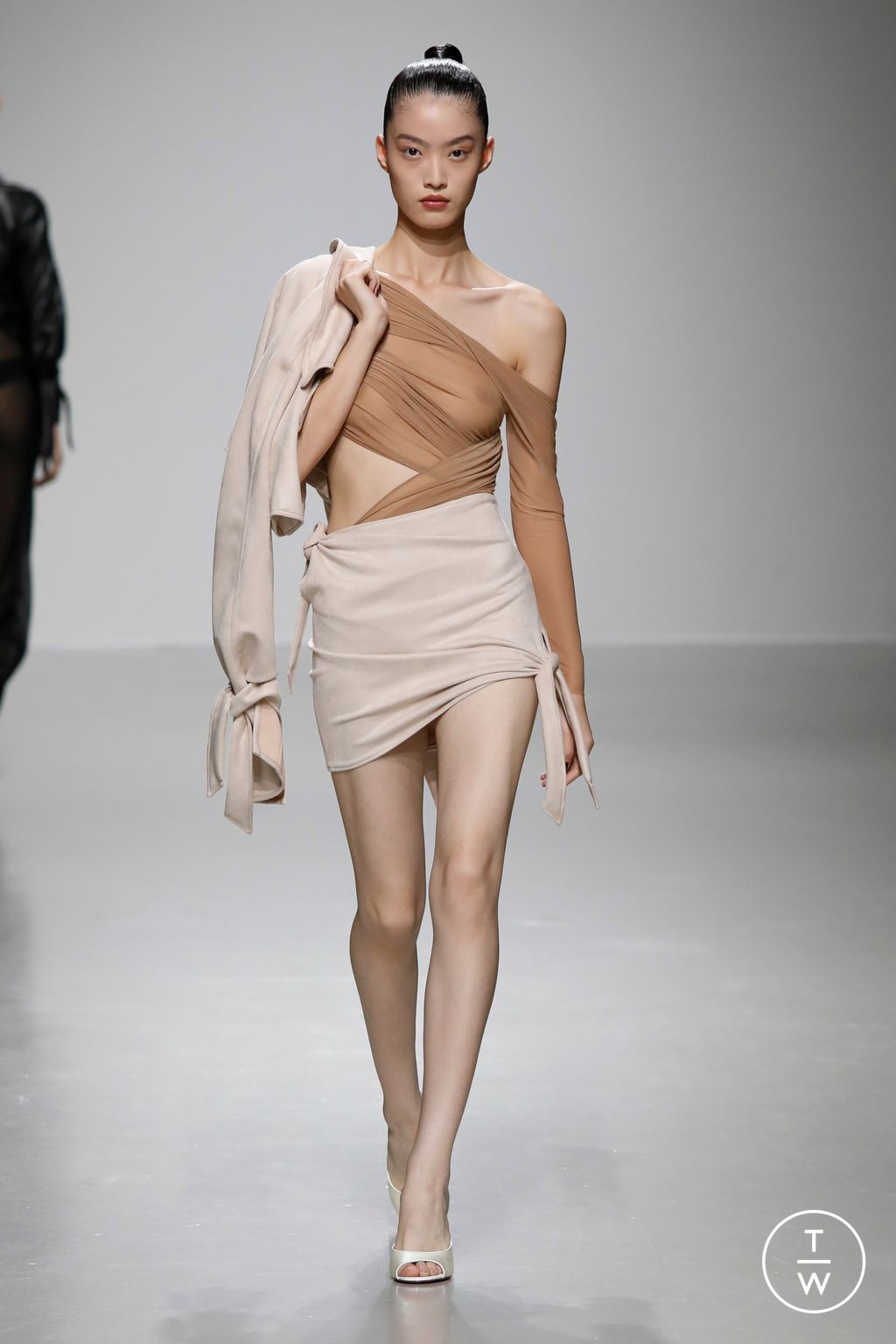Fashion Week Paris Spring/Summer 2024 look 16 de la collection Atlein womenswear