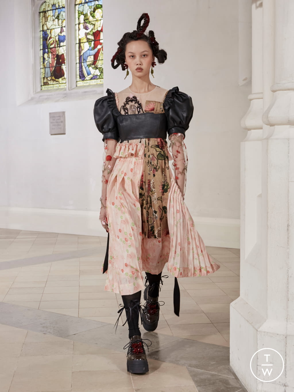 Fashion Week London Fall/Winter 2021 look 16 from the Simone Rocha collection 女装