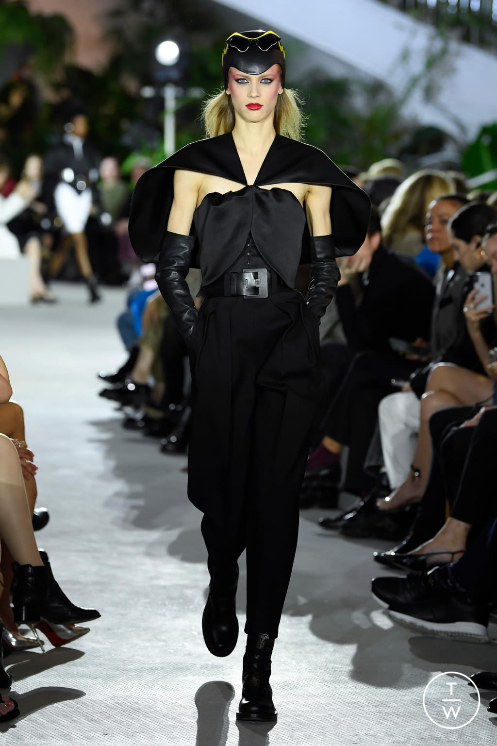 Fashion Week Paris Resort 2020 look 16 from the Louis Vuitton collection 女装