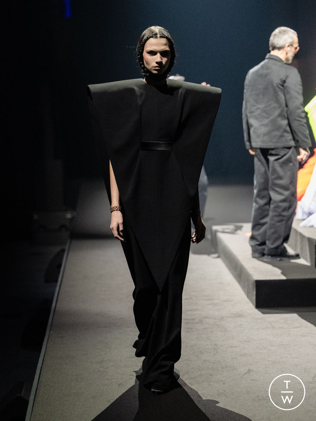 Fashion Week Paris Spring/Summer 2026 look 16 from the Viktor & Rolf collection couture