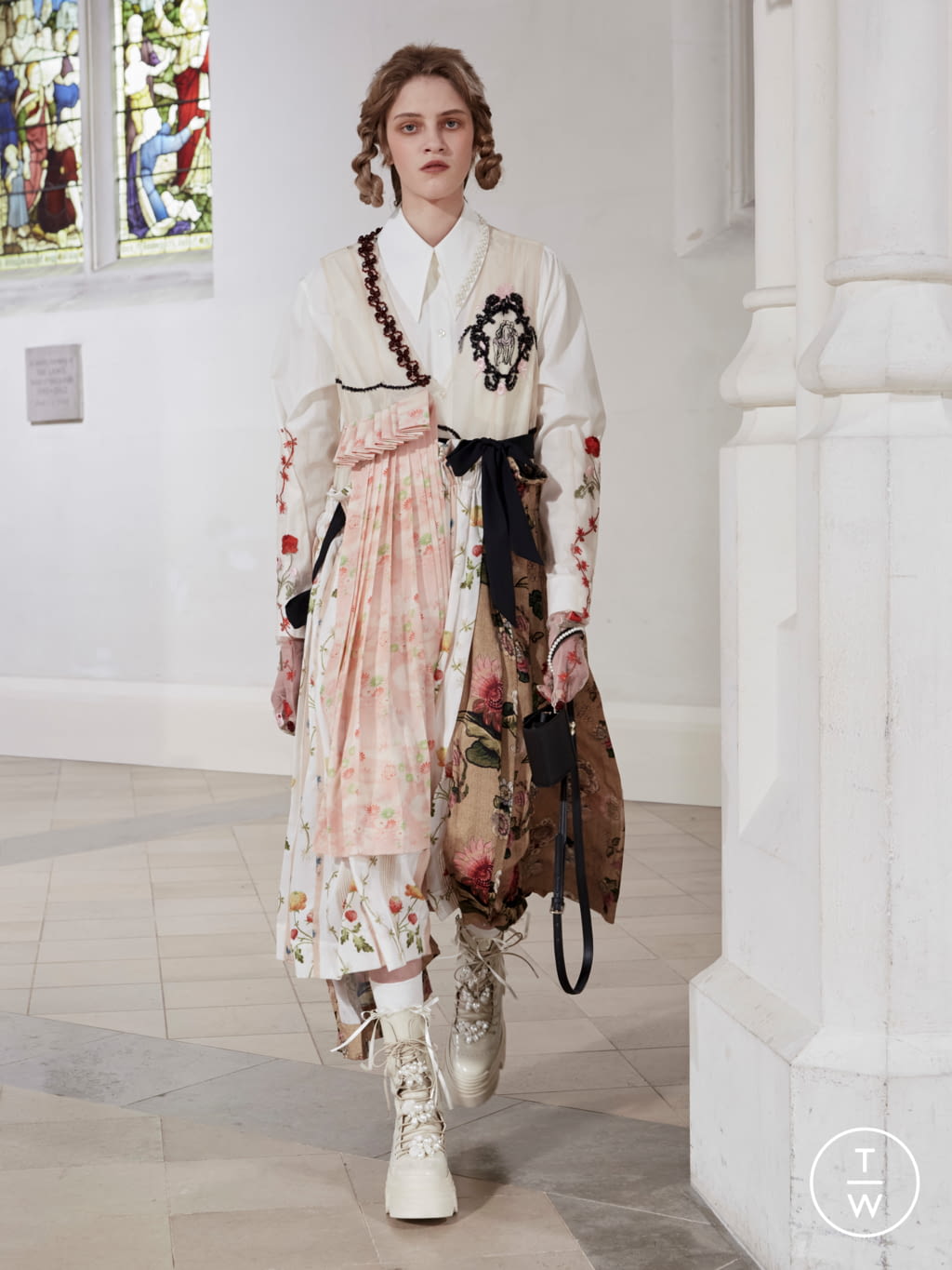 Fashion Week London Fall/Winter 2021 look 17 from the Simone Rocha collection 女装