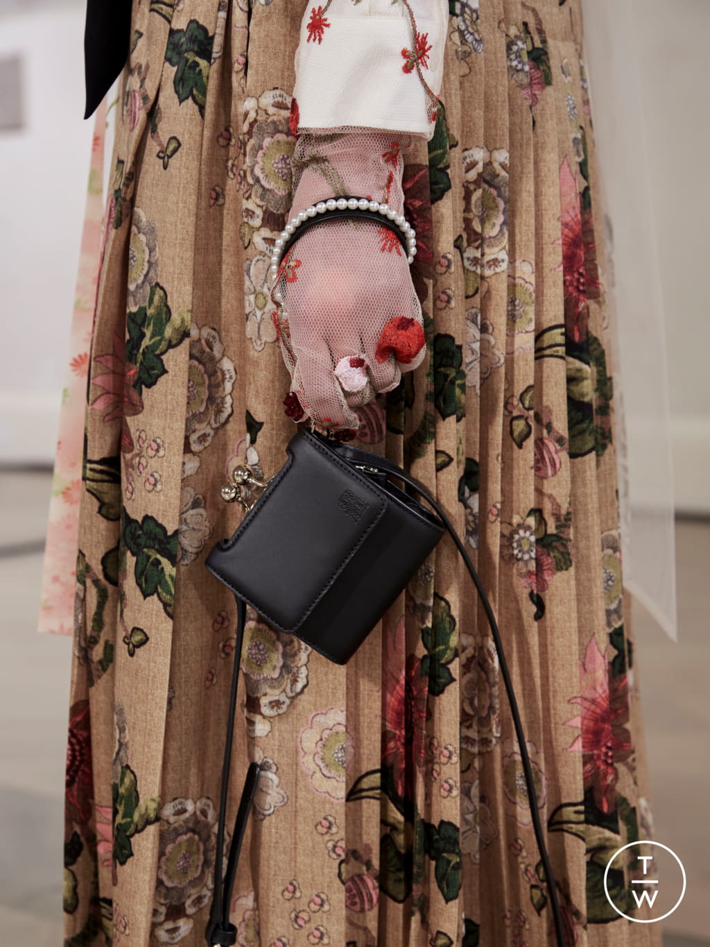 Fashion Week London Fall/Winter 2021 look 11 from the Simone Rocha collection womenswear accessories