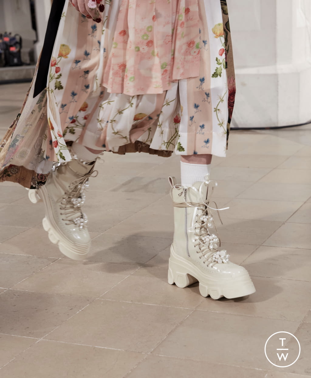 Fashion Week London Fall/Winter 2021 look 12 from the Simone Rocha collection 女装配饰