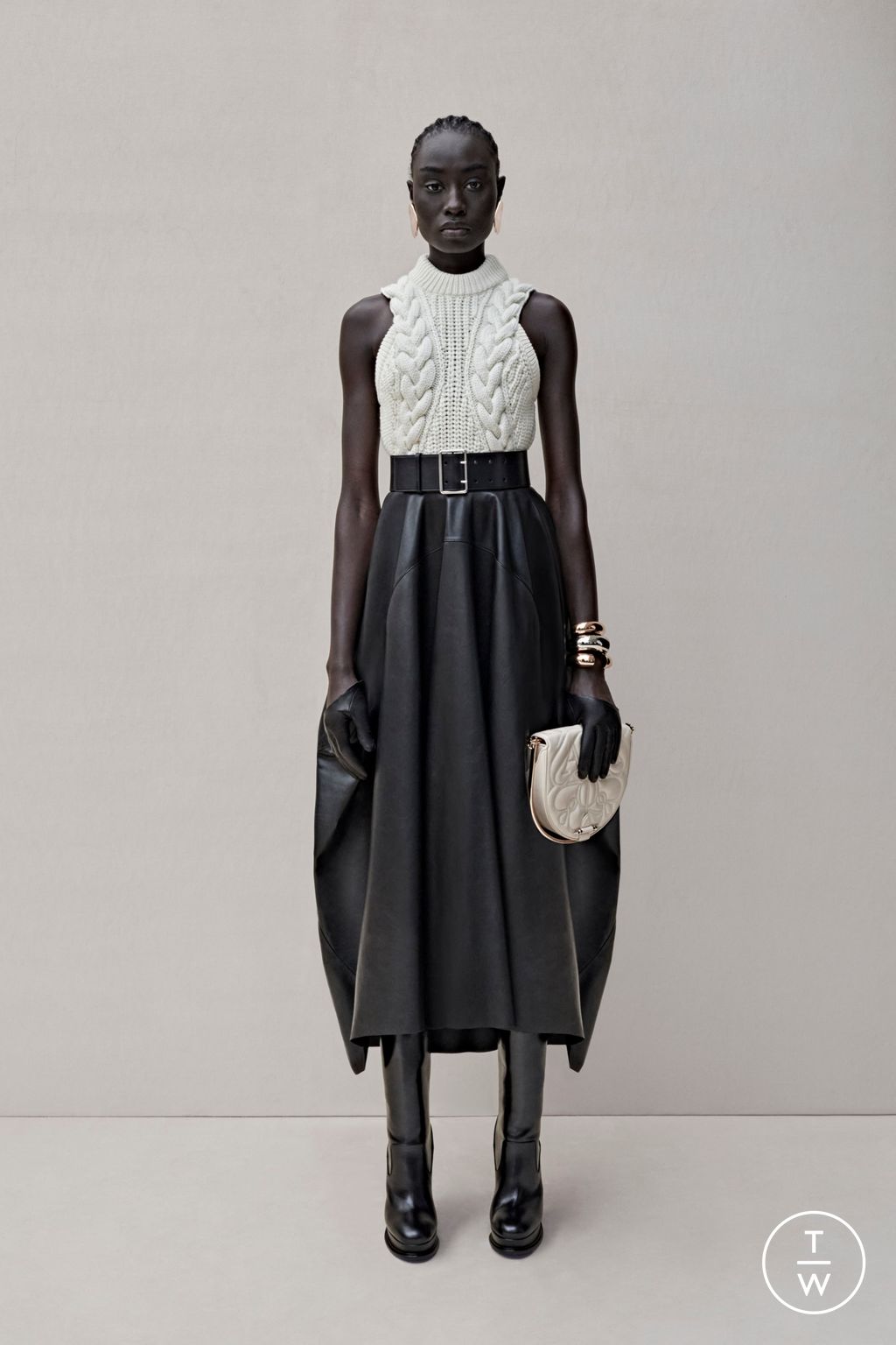 Fashion Week London Resort 2023 look 17 from the Alexander McQueen collection womenswear