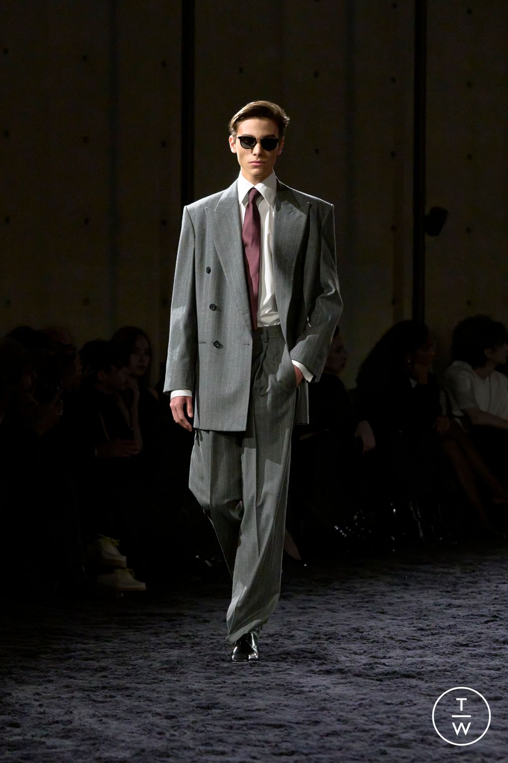 Fashion Week Paris Fall/Winter 2024 look 17 from the Saint Laurent collection menswear