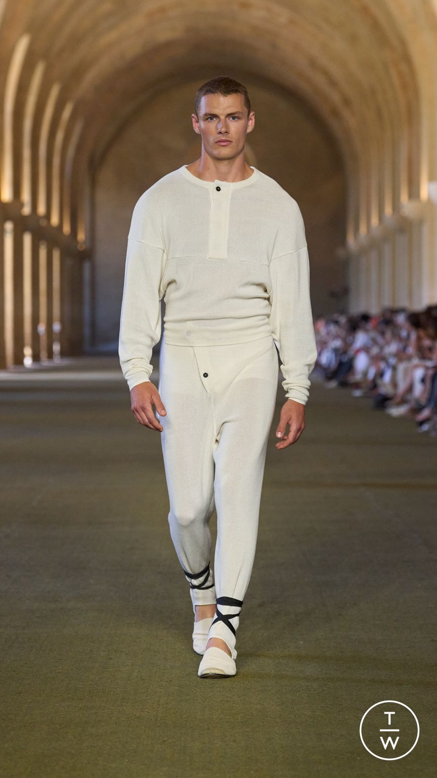 Fashion Week Paris Spring/Summer 2026 look 17 from the Jacquemus collection menswear