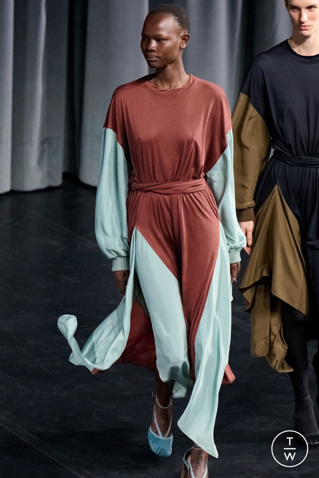 Fashion Week Paris Fall/Winter 2026 look 17 from the Lemaire collection menswear