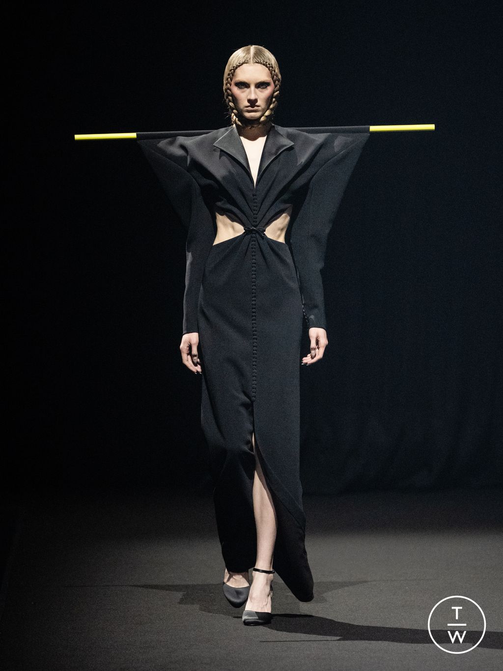 Fashion Week Paris Spring/Summer 2026 look 17 from the Viktor & Rolf collection couture